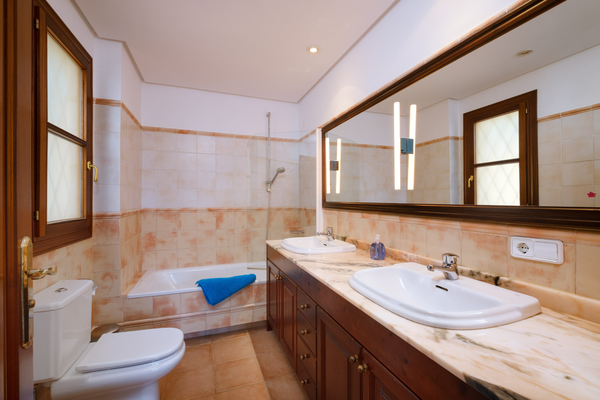 Badezimmer mit Badewanne