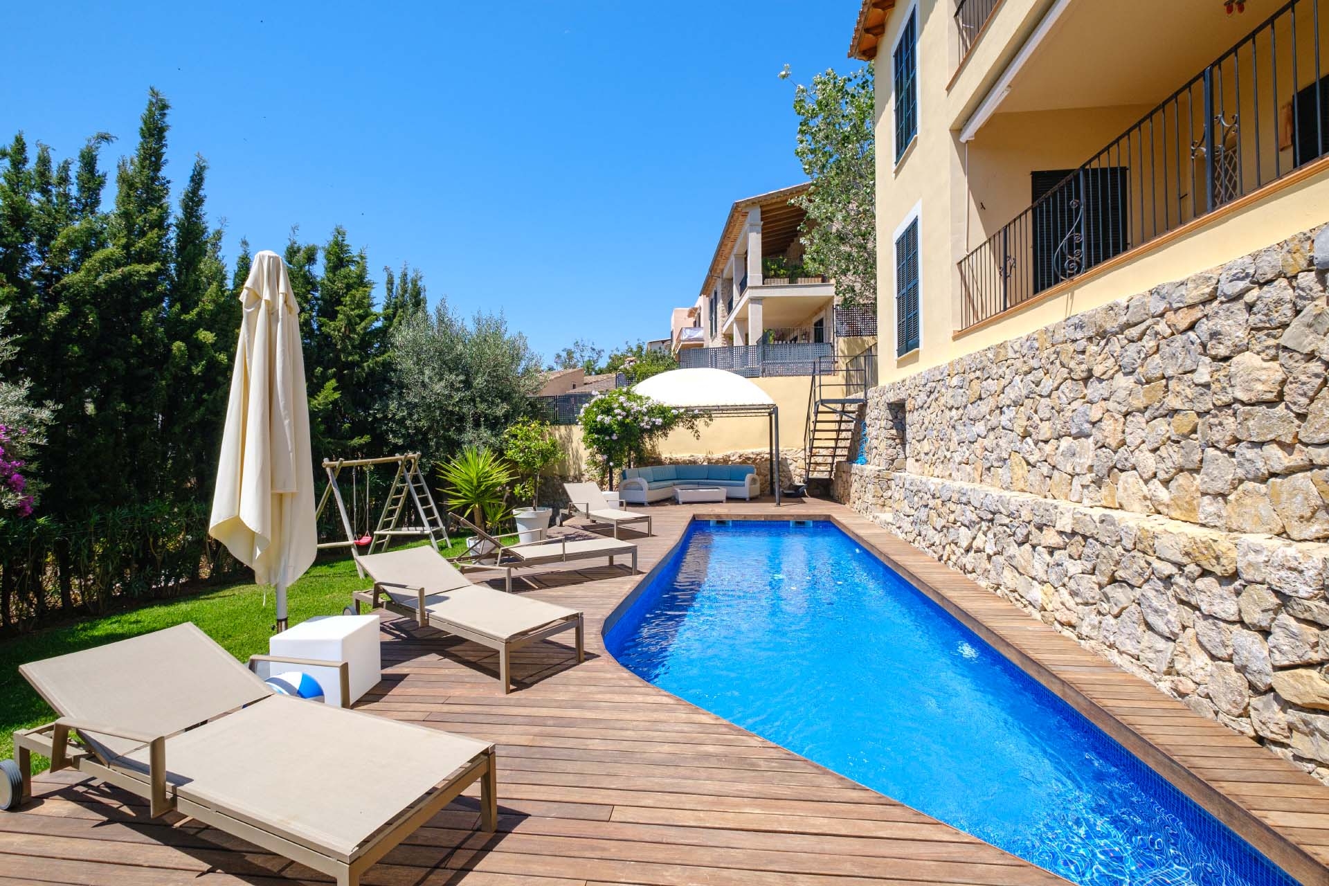 Terrasse mit Pool