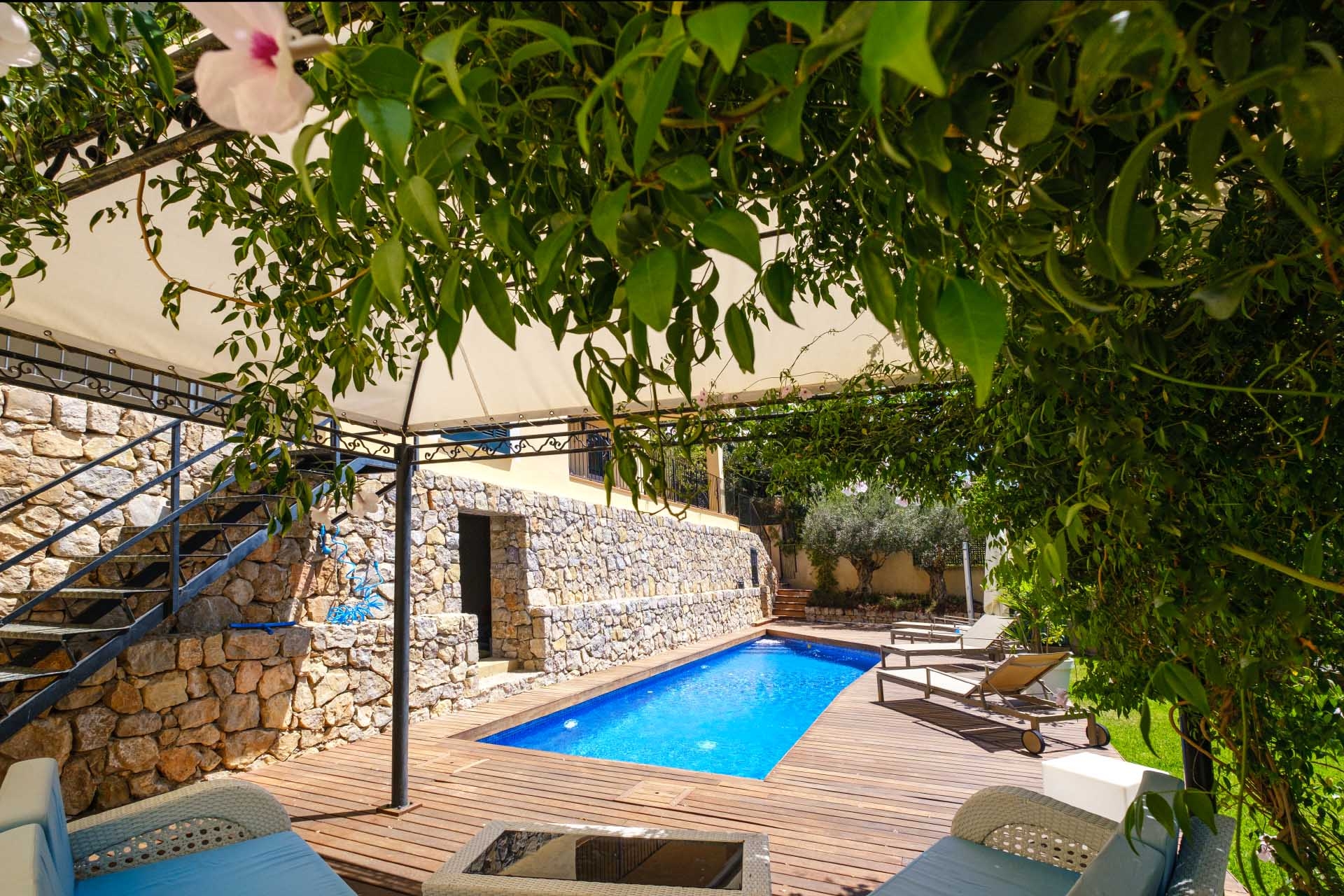 Loungebereich mit Blick auf den Pool