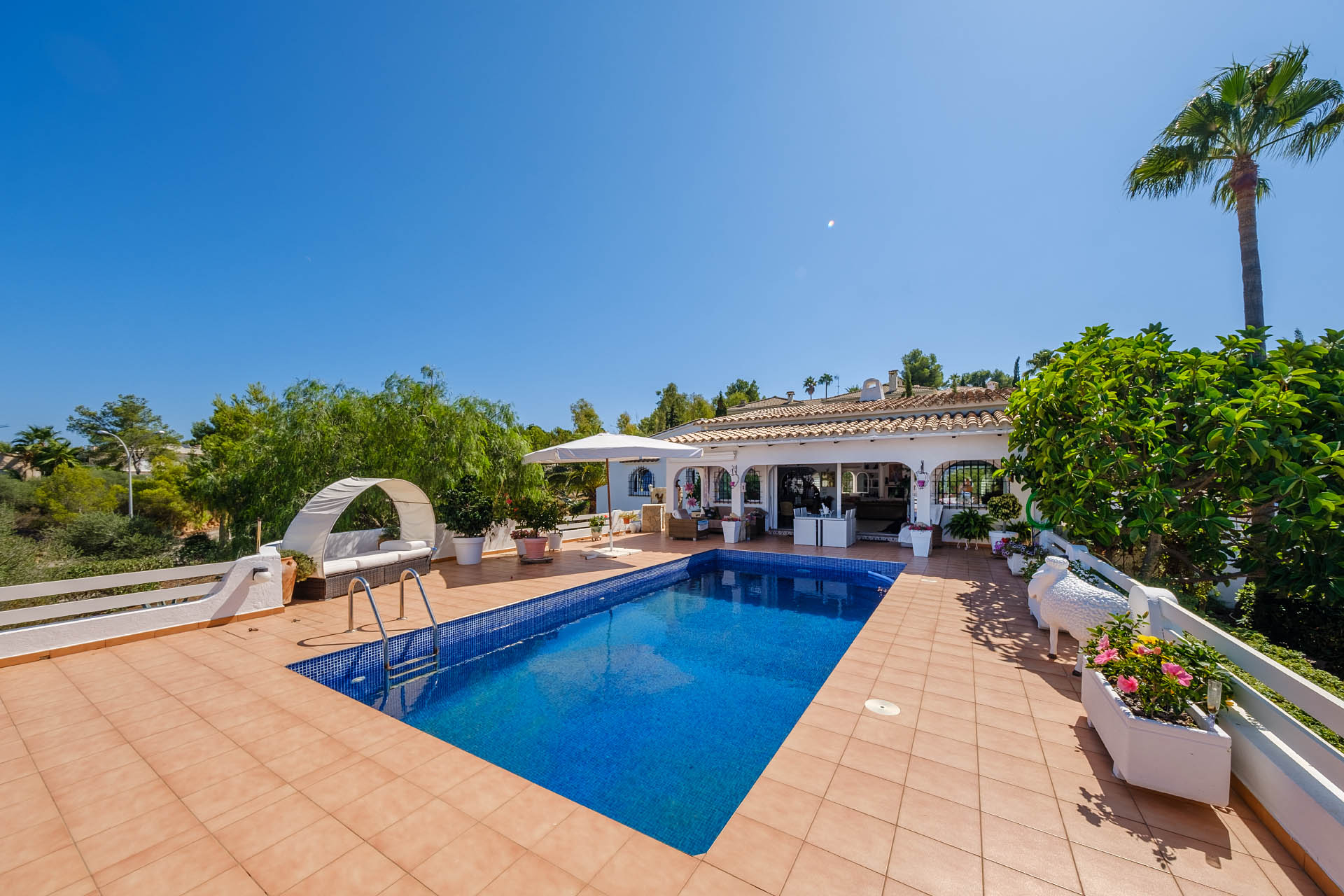 Well maintained villa in a quiet residential area