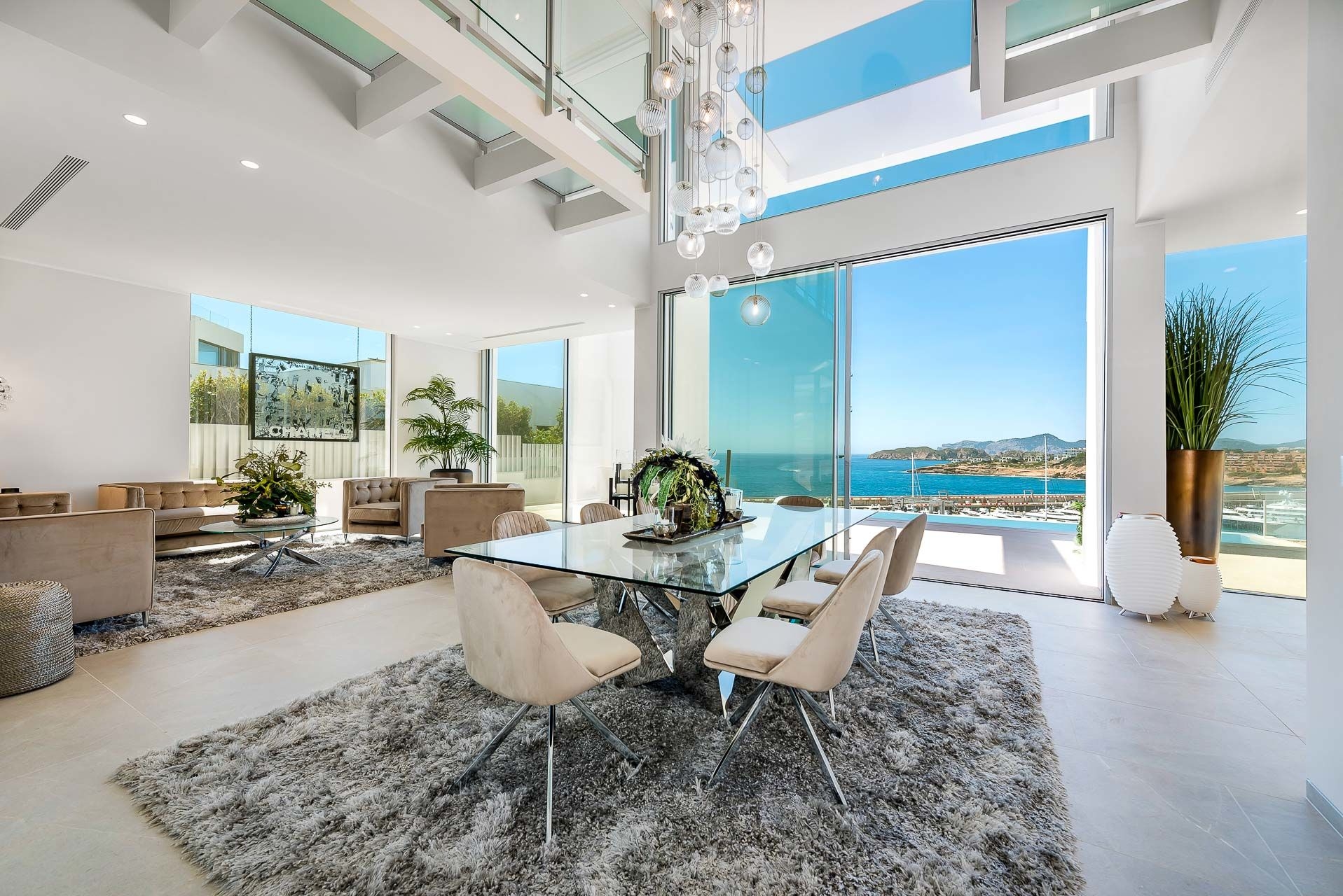 Lujosa villa de nueva construcción en 1ª línea de mar