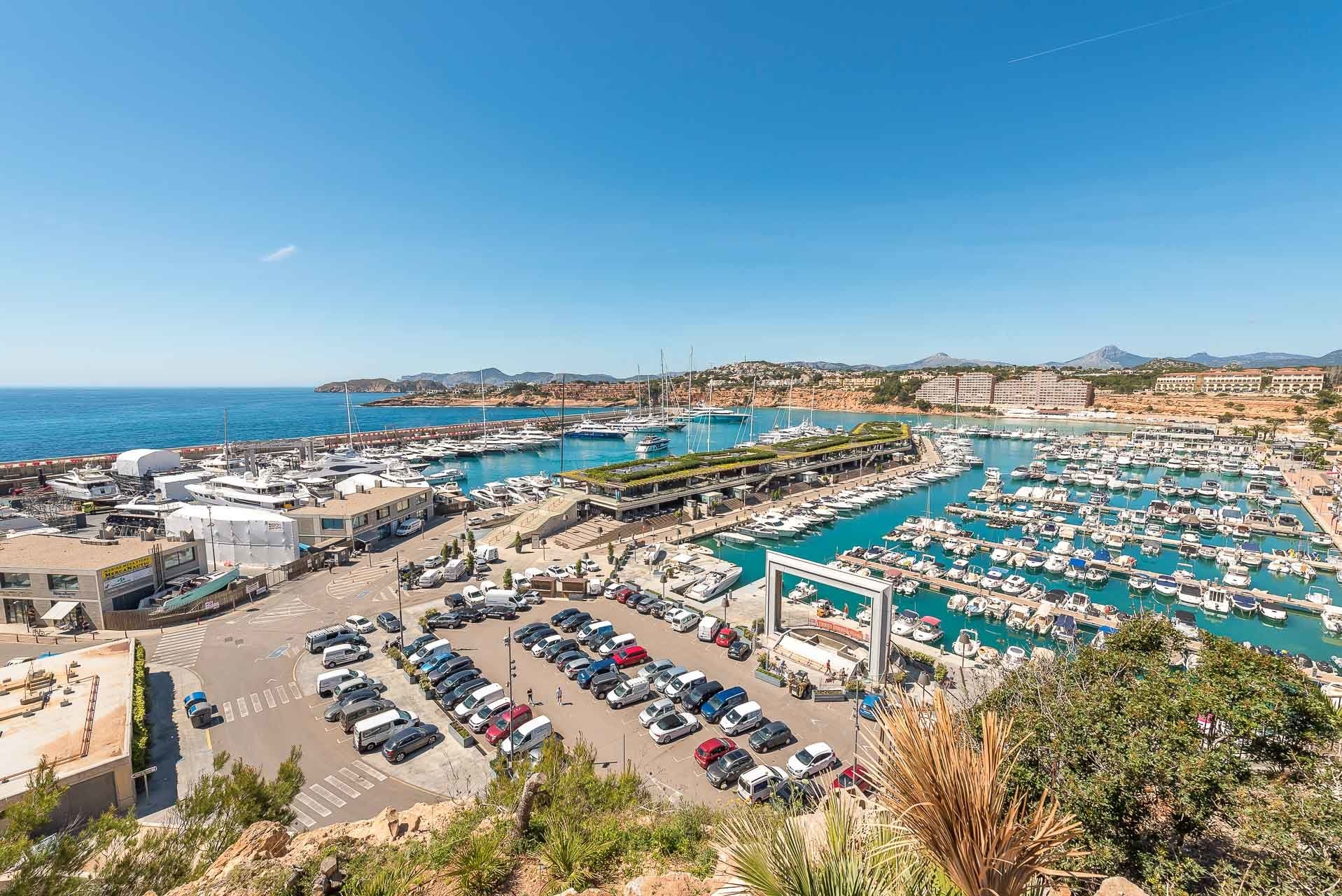 Blick auf Port Adriano