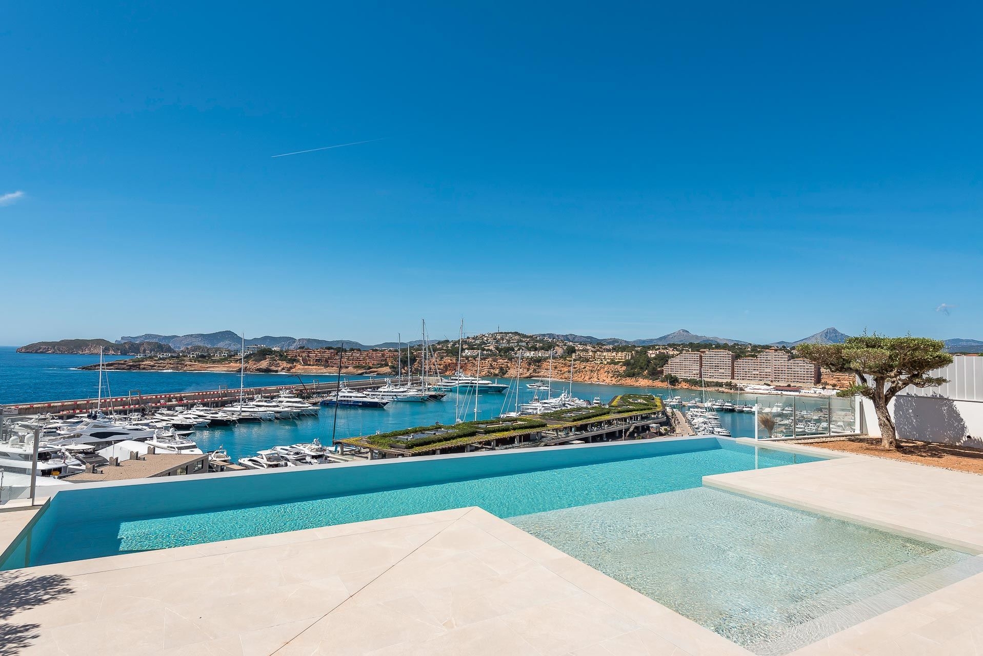 Überlaufpool mit Sonnenterrasse und Blick auf Port Adriano