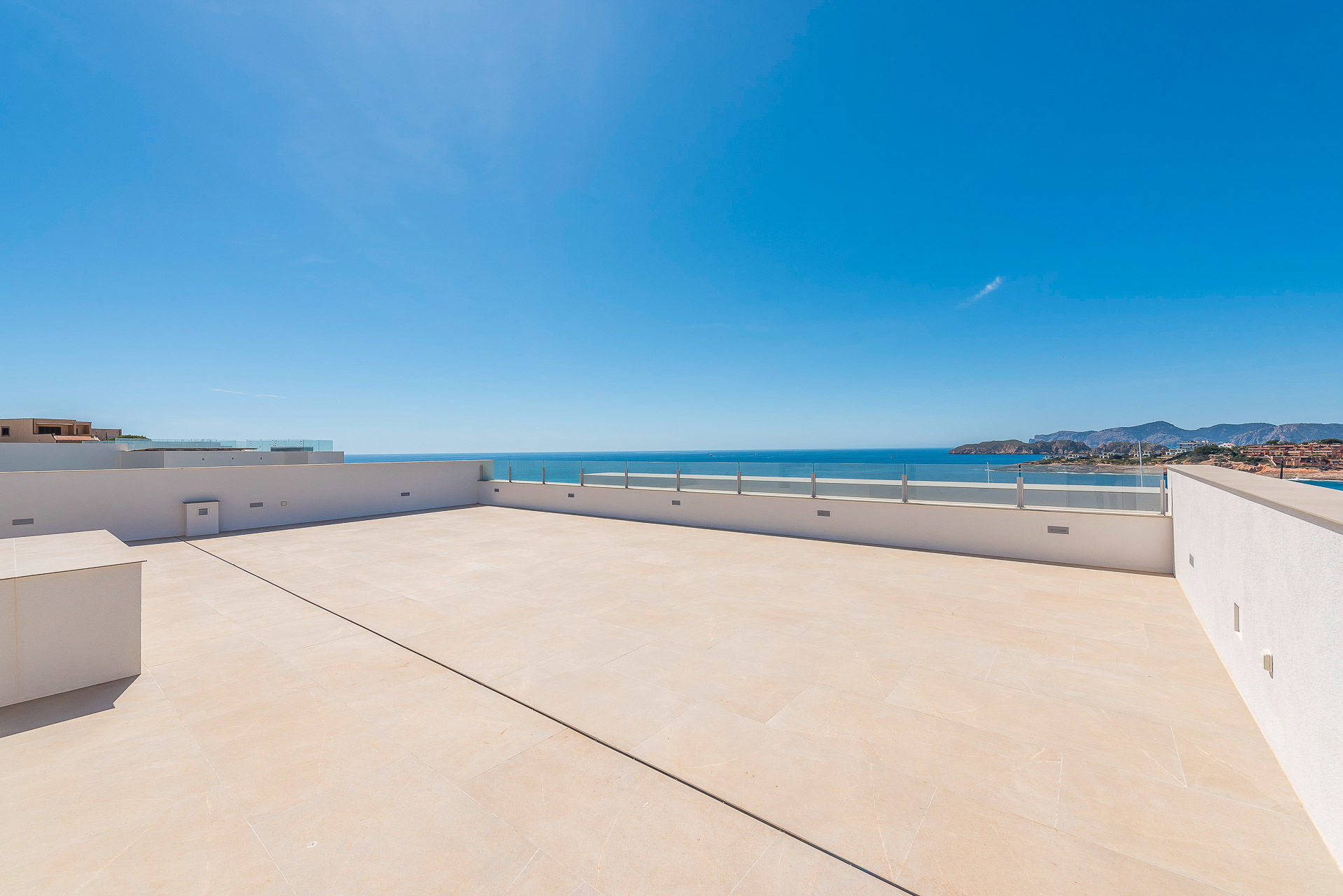 Dachterrasse mit Meer- und Hafenblick