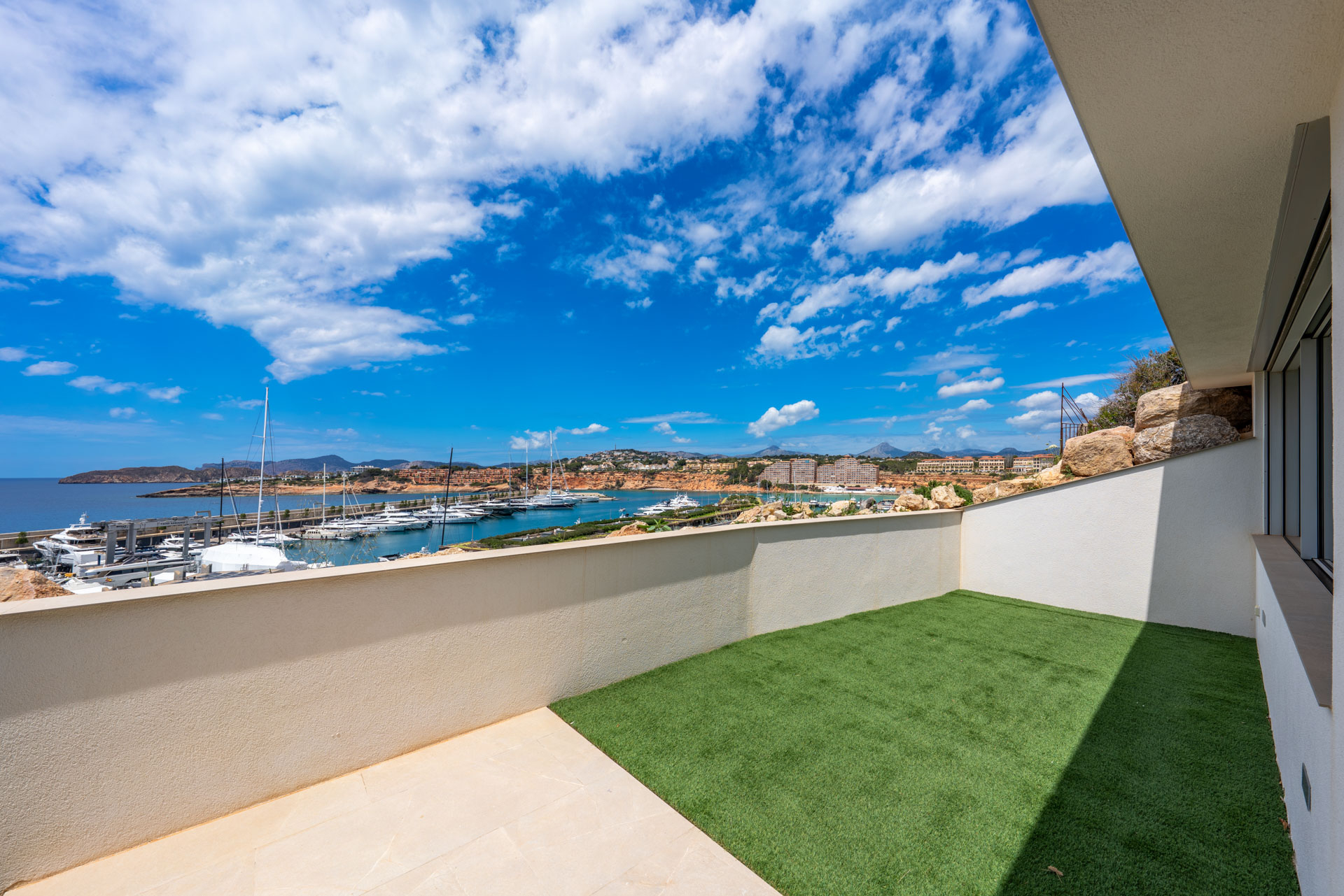 Terrasse und Blick im UG