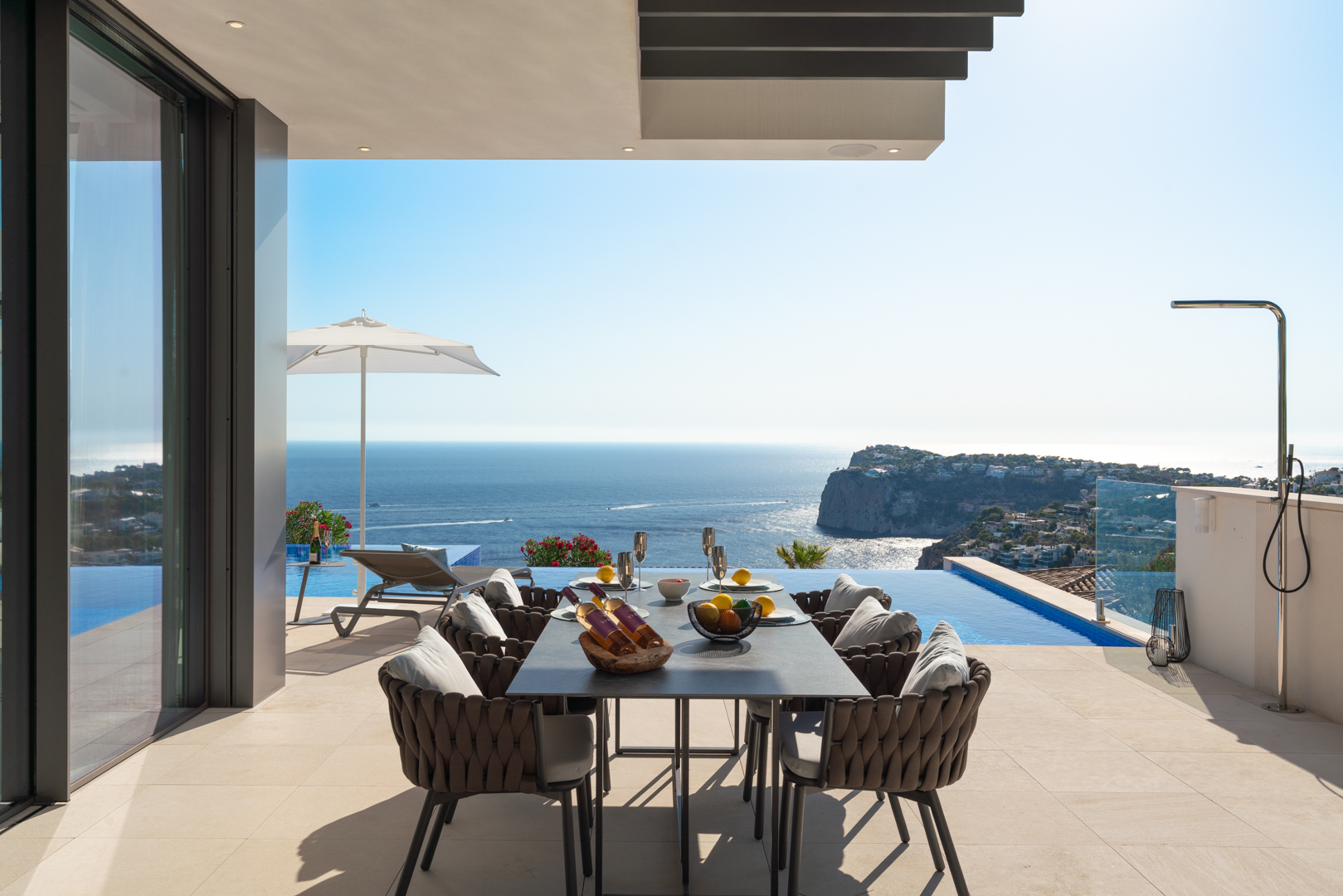 Terrasse mit Essbereich