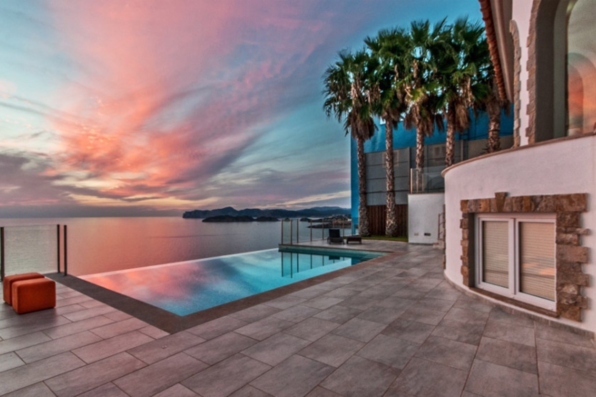 Poolbereich mit Meerblick
