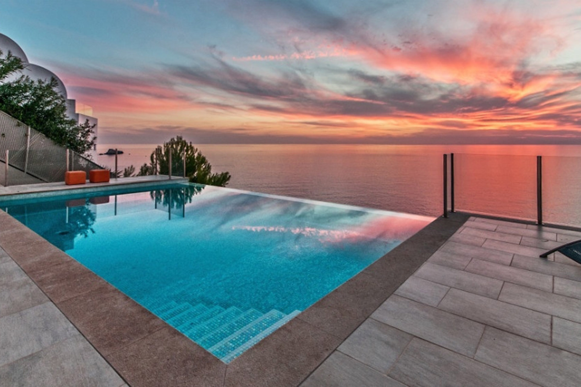 Pool bei Abenddämmerung