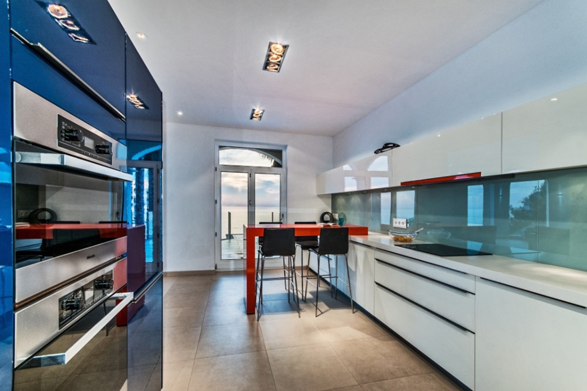 Designer Küche mit Zugang zur Terrasse