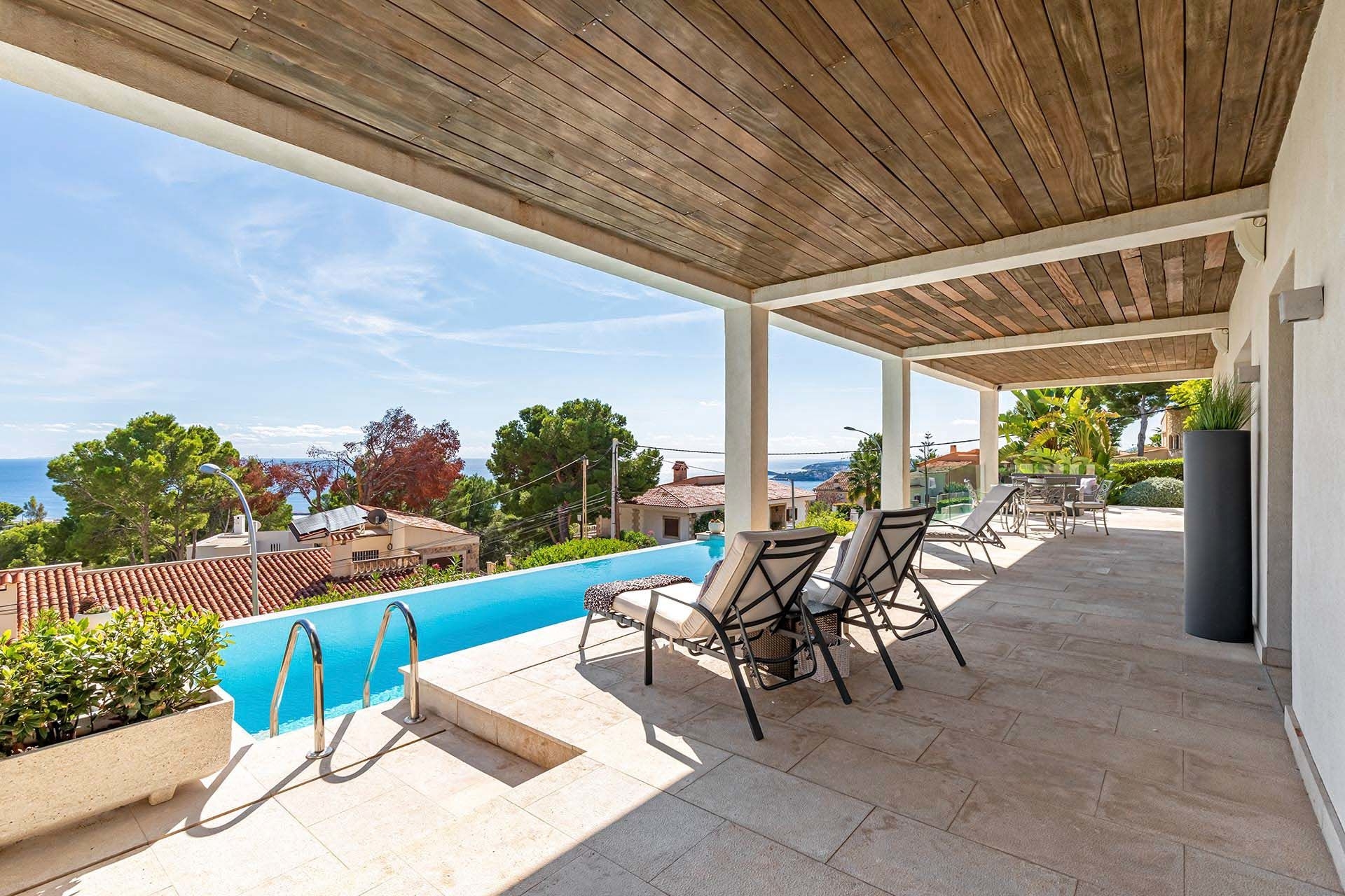 Weitläufige überdachte Terrasse am Poolbereich