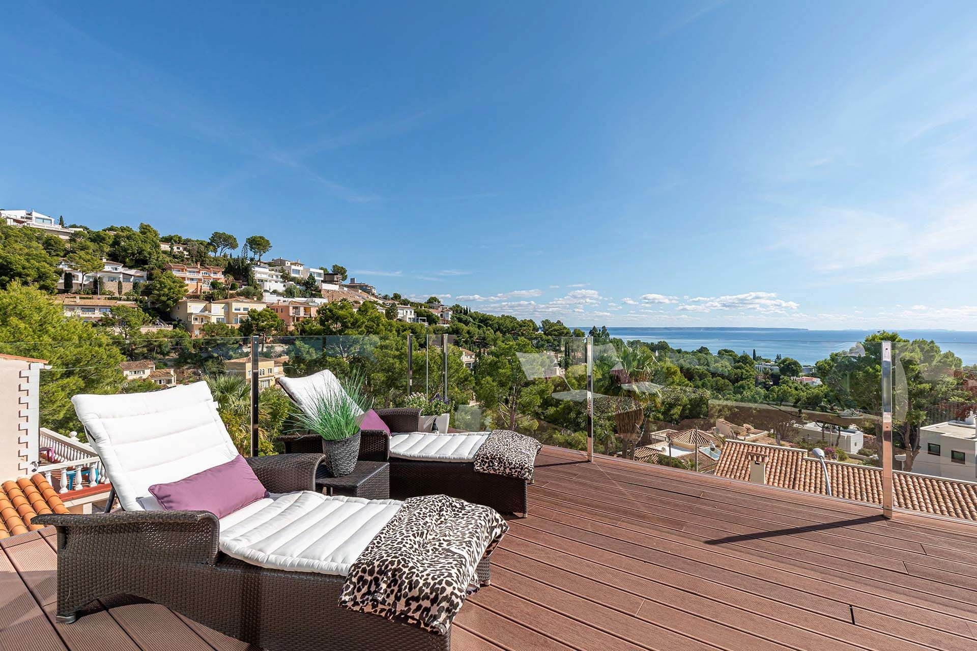 Offene Terrasse mit herrlichem Blick auf das Meer und Umgebung
