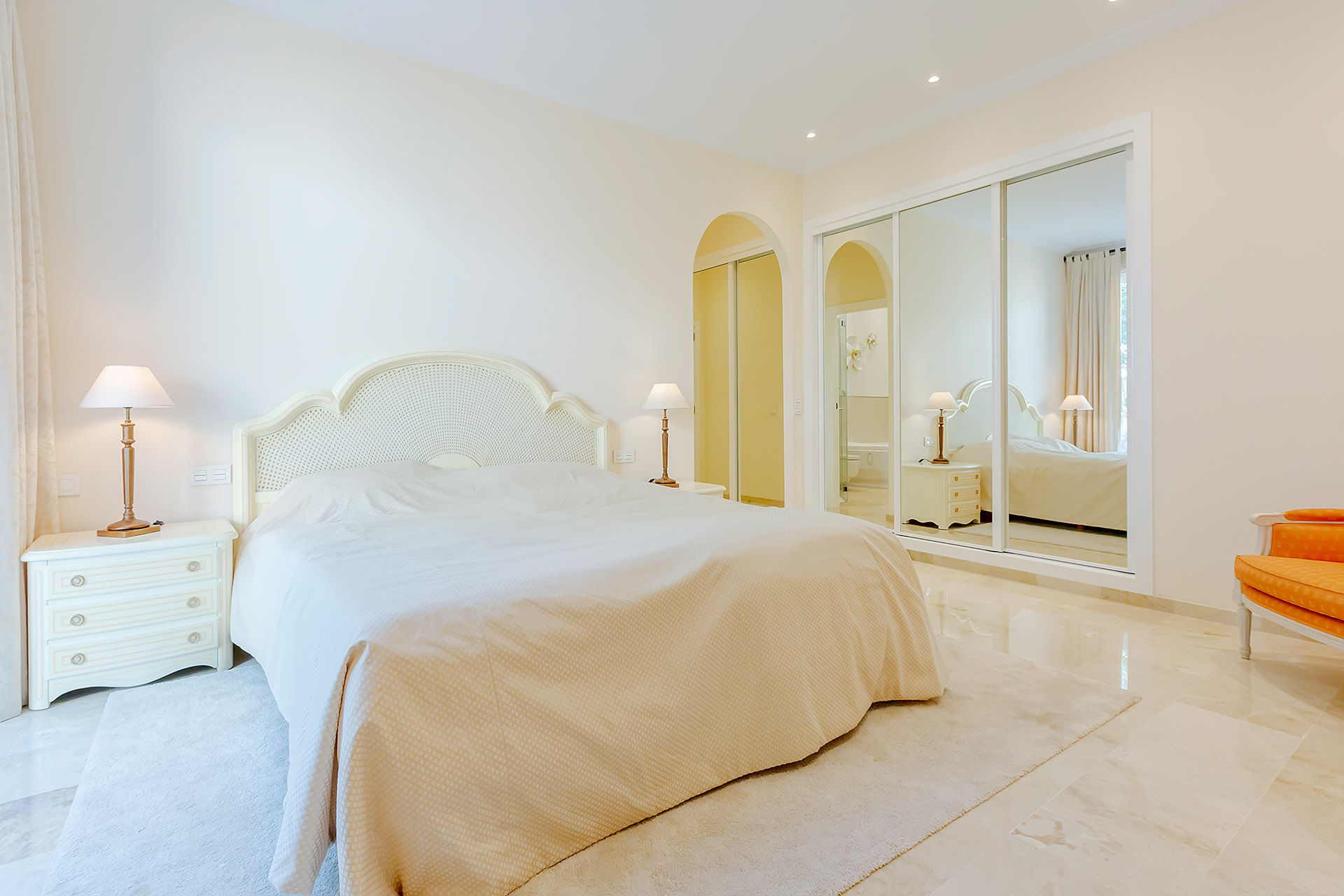 Schlafzimmer 1