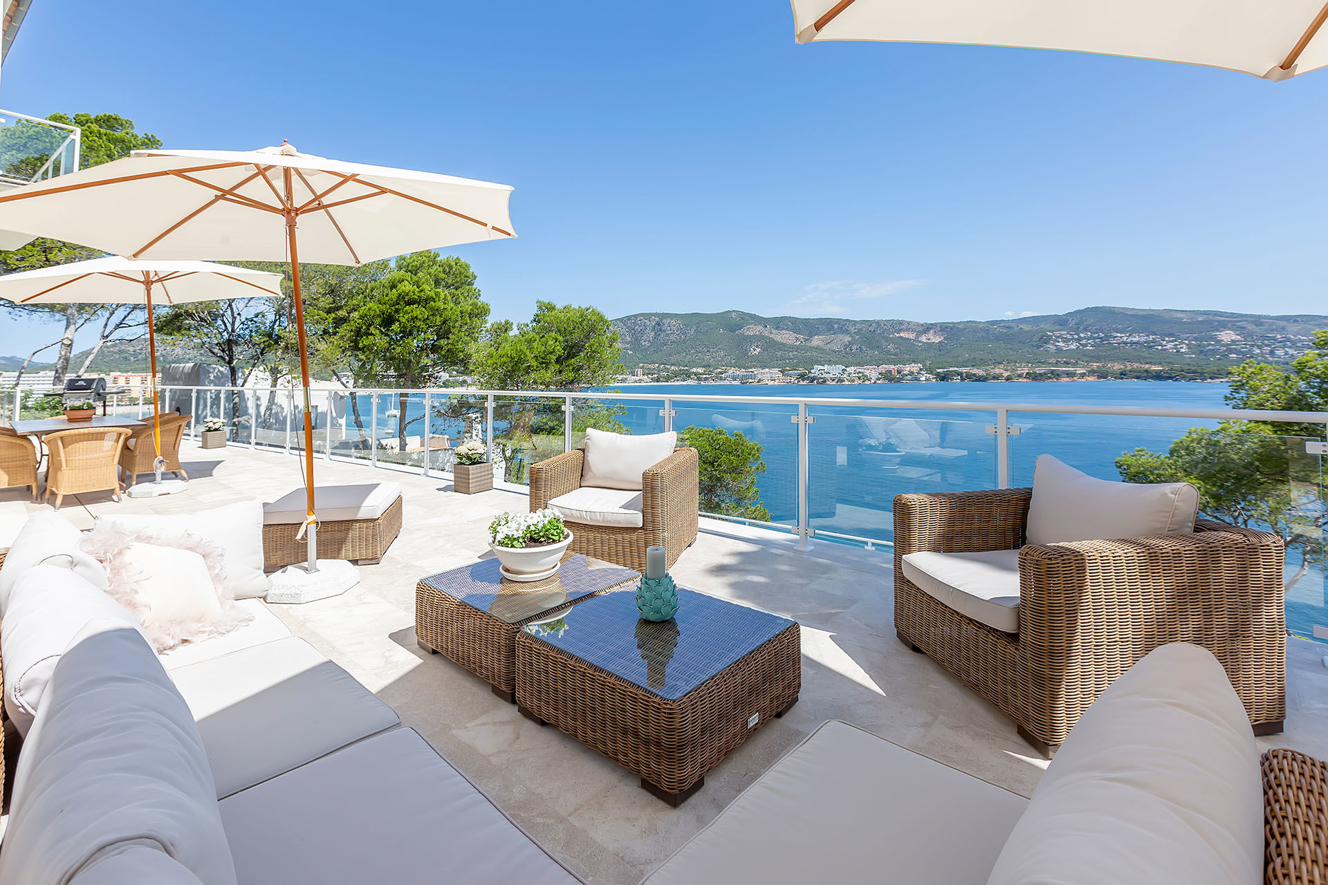 Grossflächige Terrasse mit fantastischem Meerblick