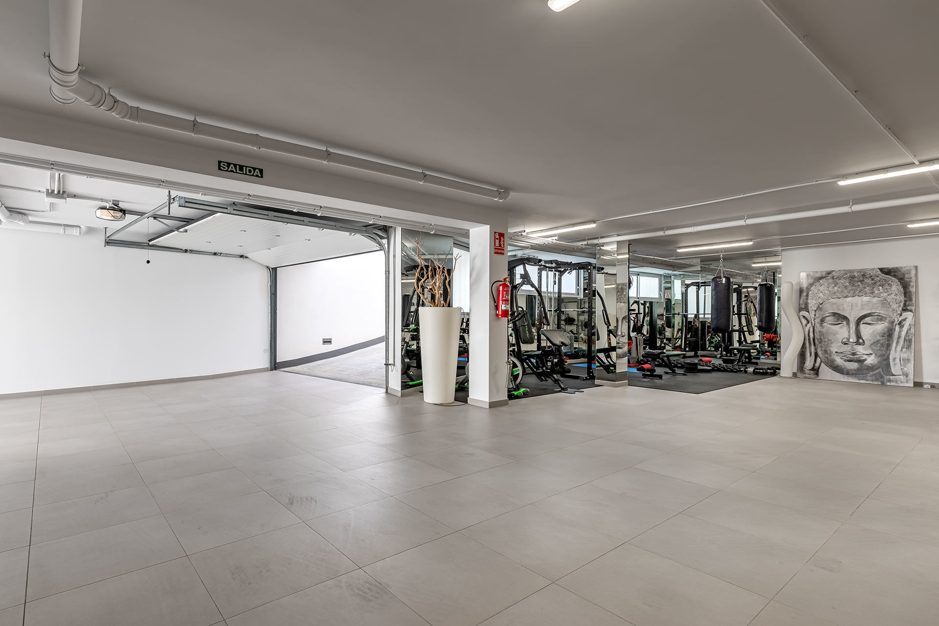 Untergeschoss mit grosser Garage und Fitnessbereich