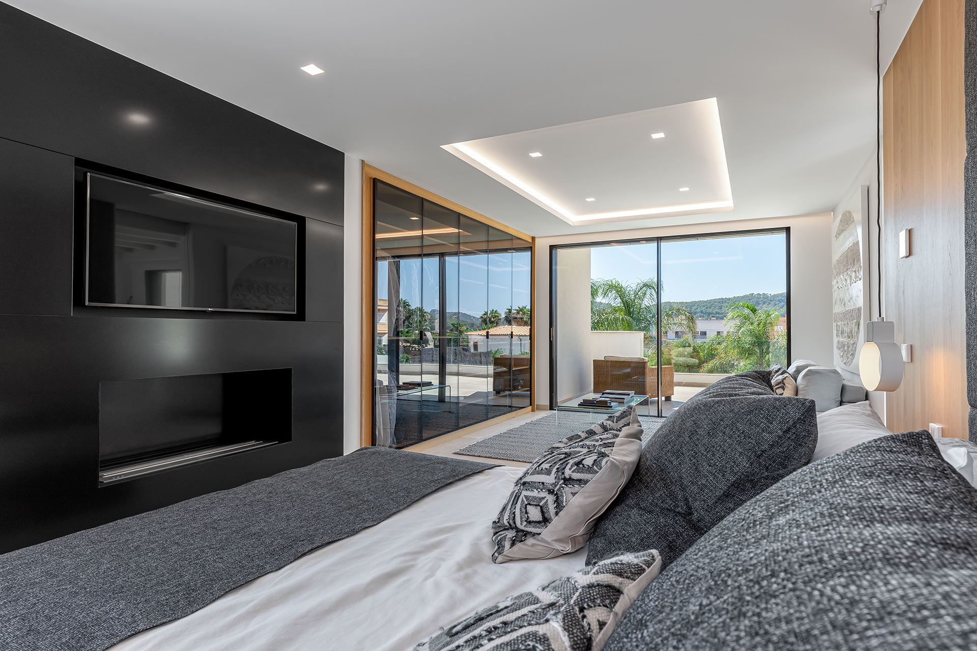 Geräumiges Schlafzimmer mit Kamin und Zugang zur Terrasse