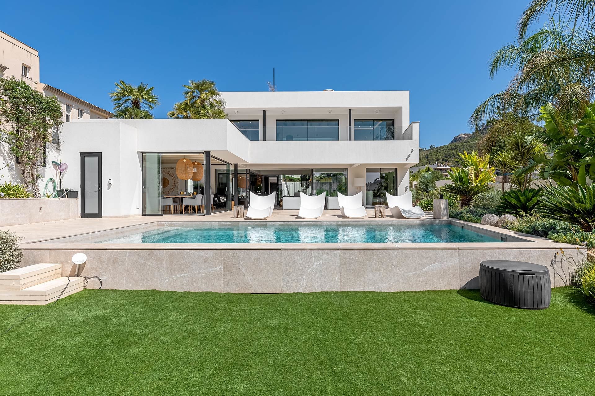 Rückfassade der modernen Familienvilla mit Pool und Garten