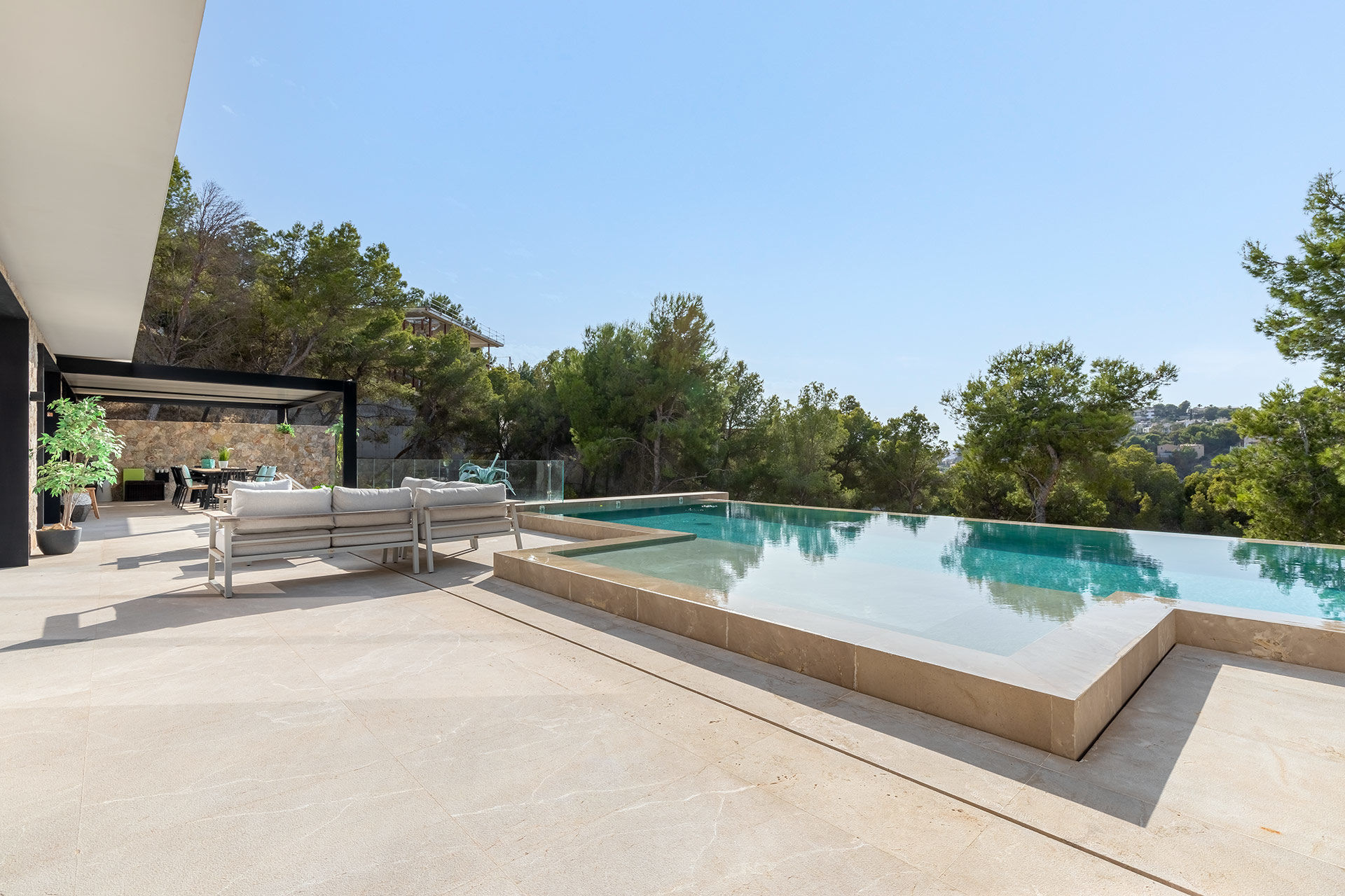 Sonnenterrasse und Pool