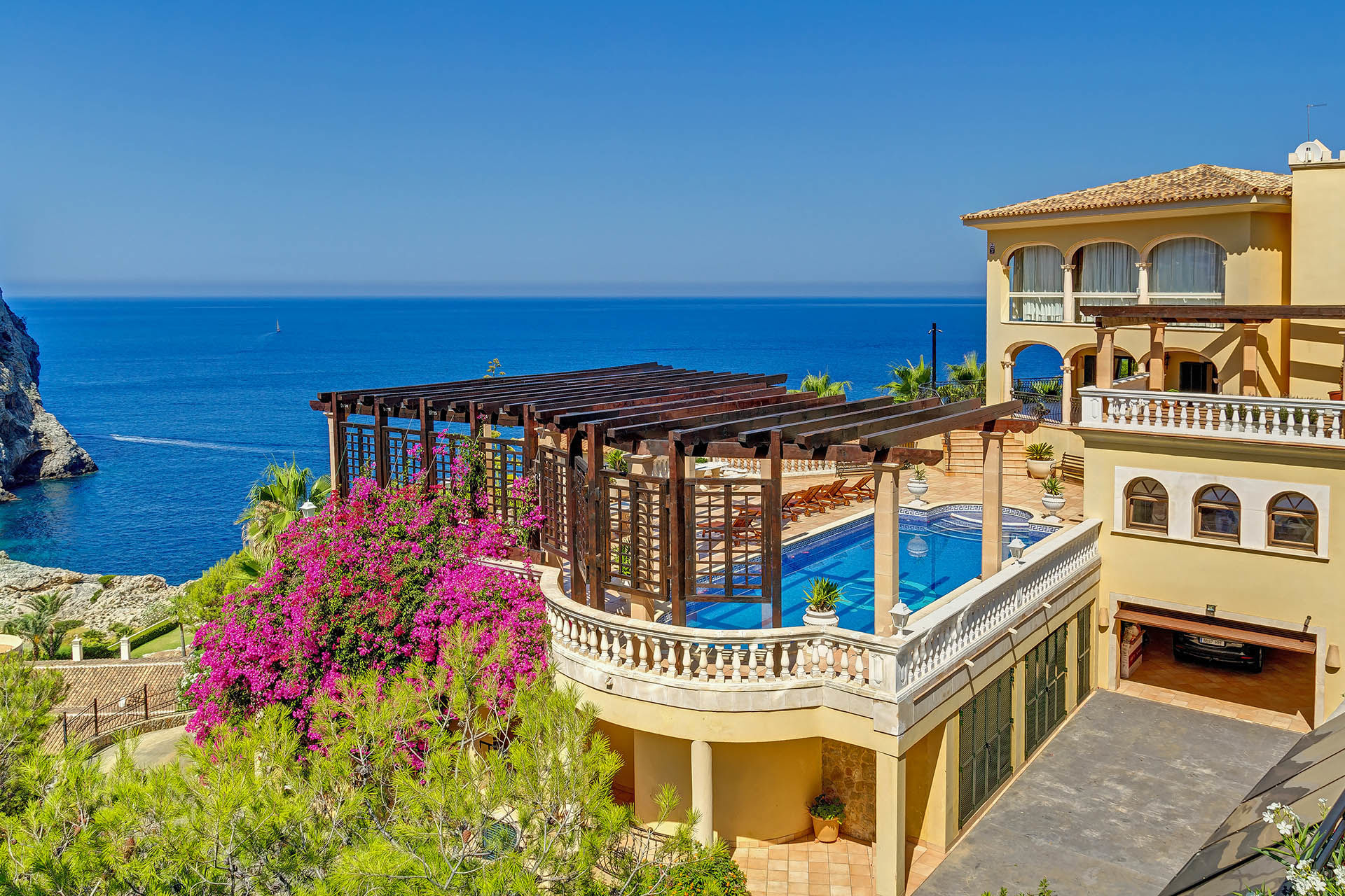 Classic luxury property with spectacular sea views