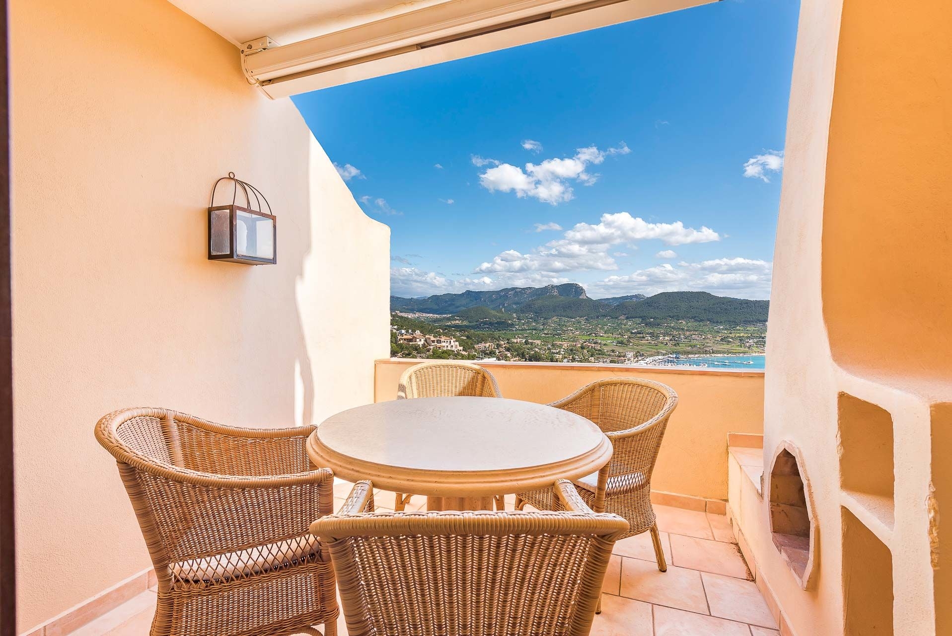 Überdachte Terrasse auf der unteren Etage