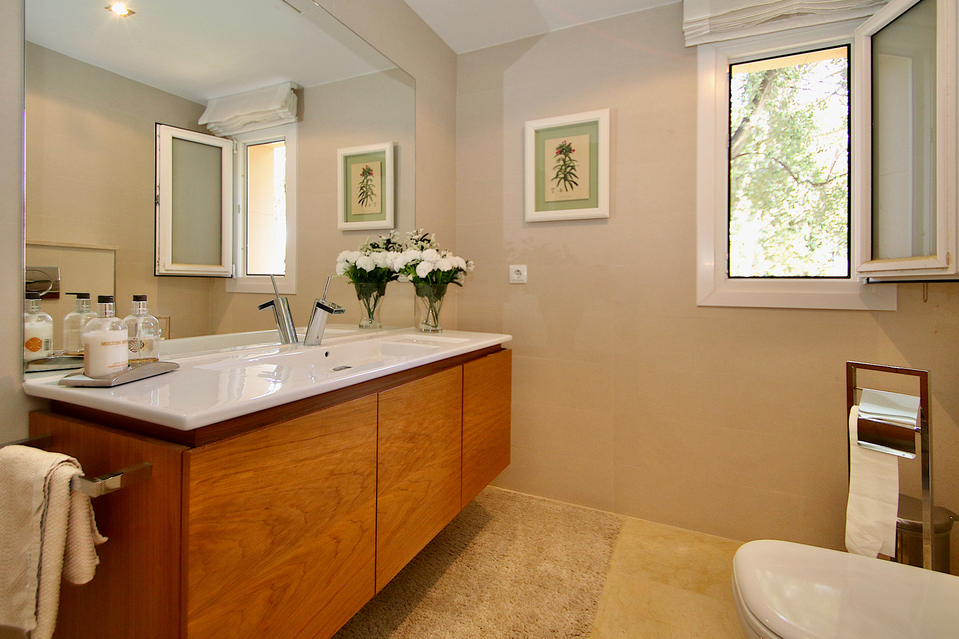 Spacious 4 bedroom villa with sun terraces, pool, and panoramic sea views