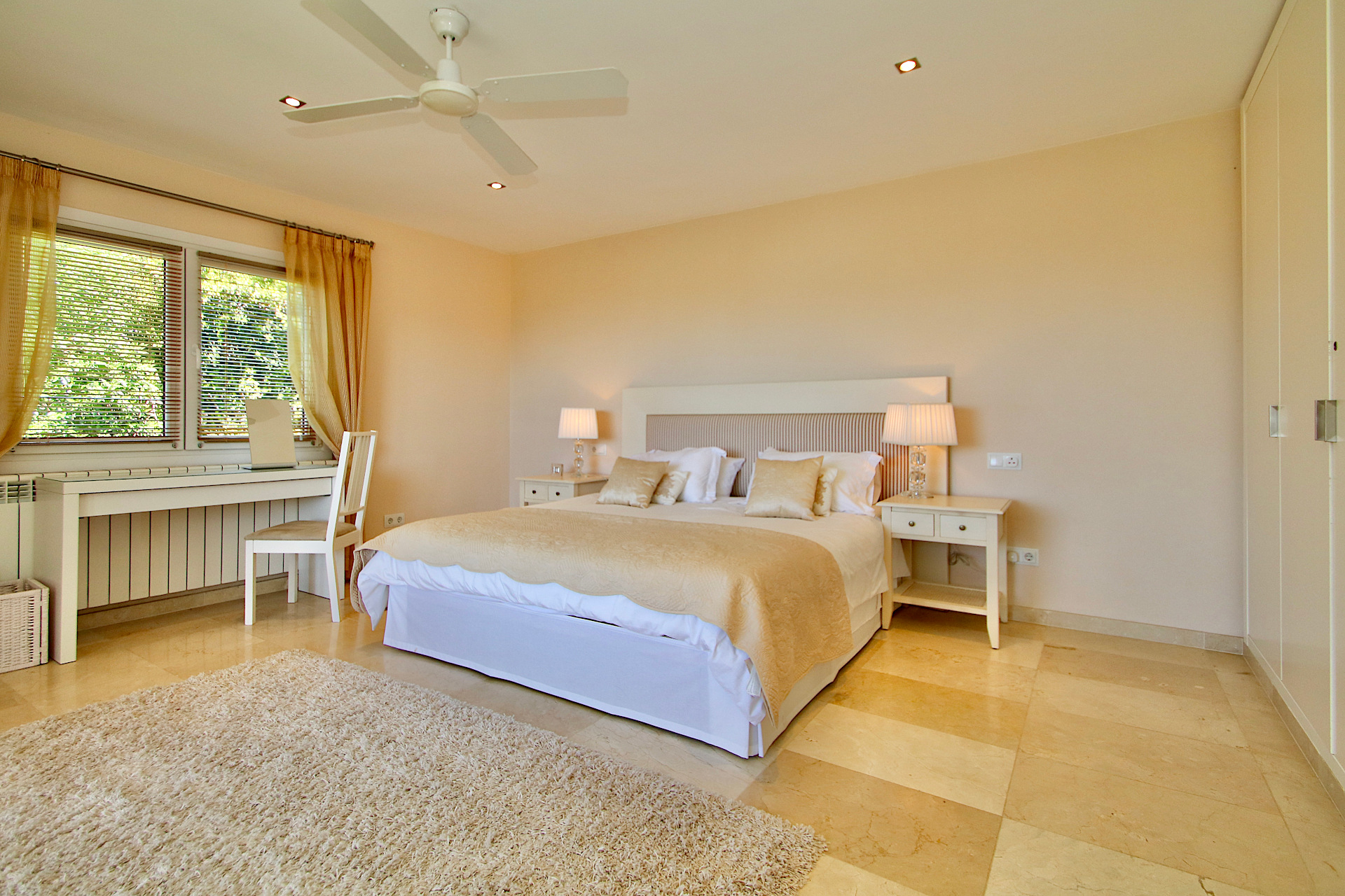 Spacious 4 bedroom villa with sun terraces, pool, and panoramic sea views