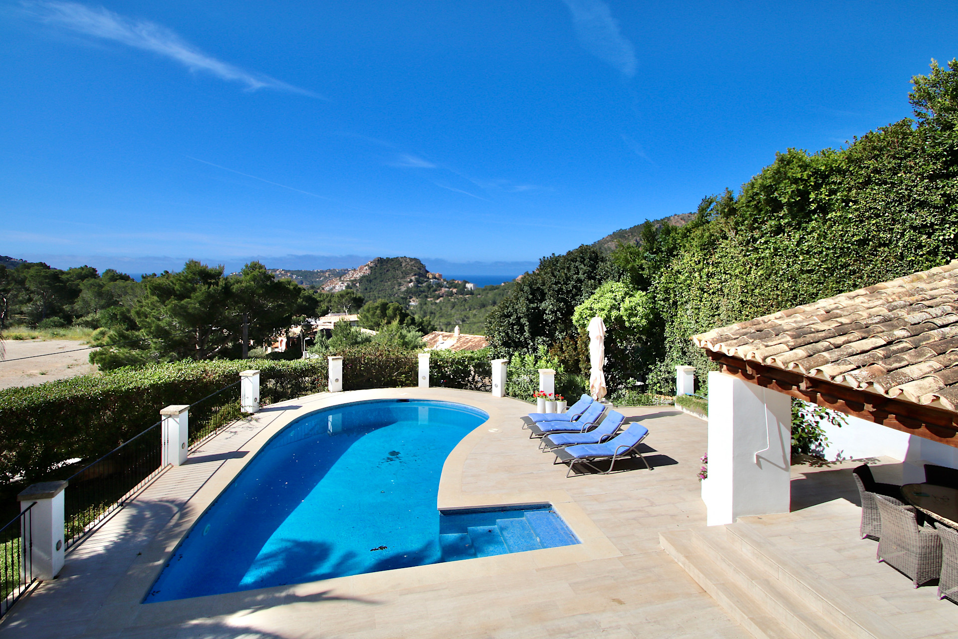 Spacious 4 bedroom villa with sun terraces, pool, and panoramic sea views