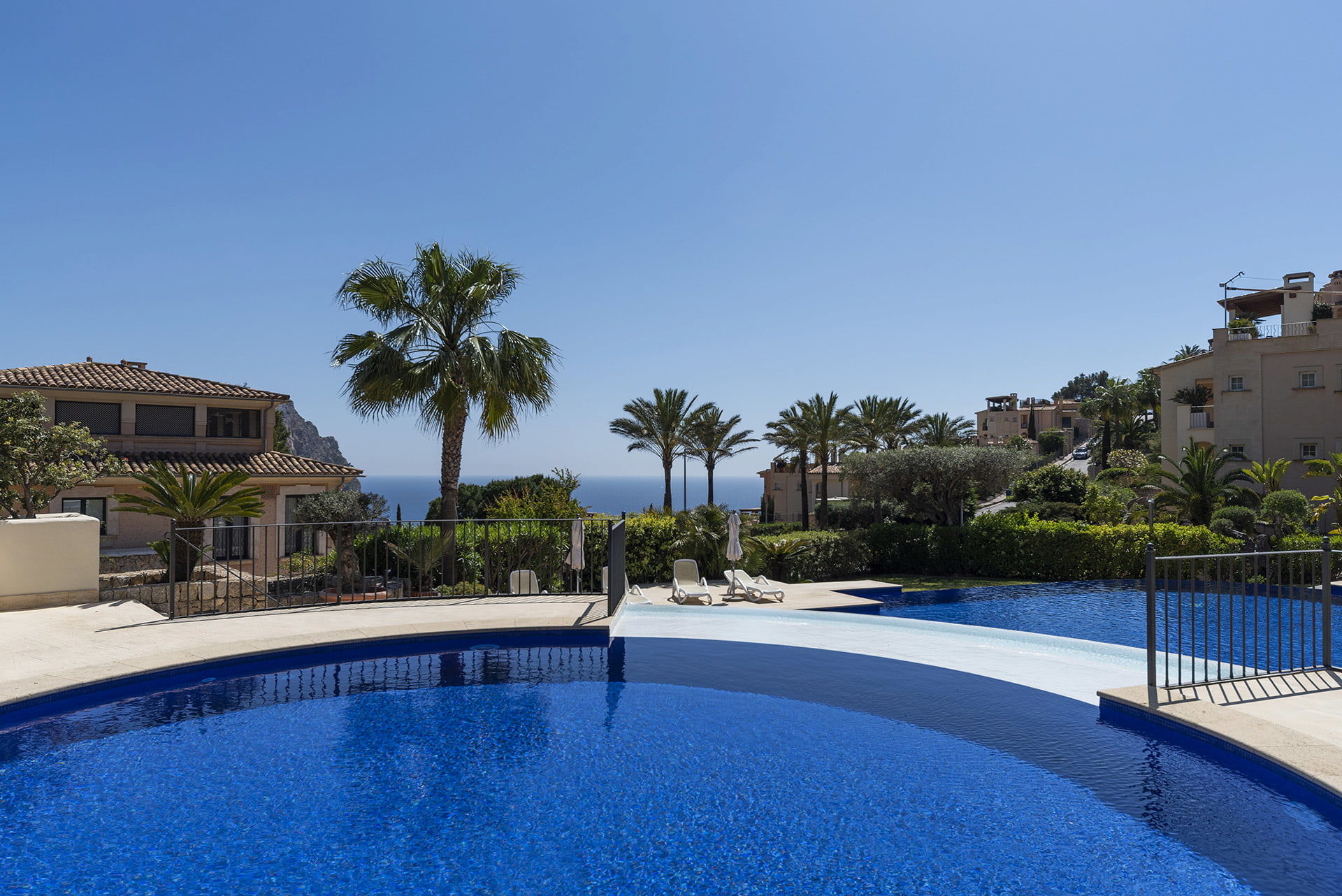 Pool und Teilmeerblick