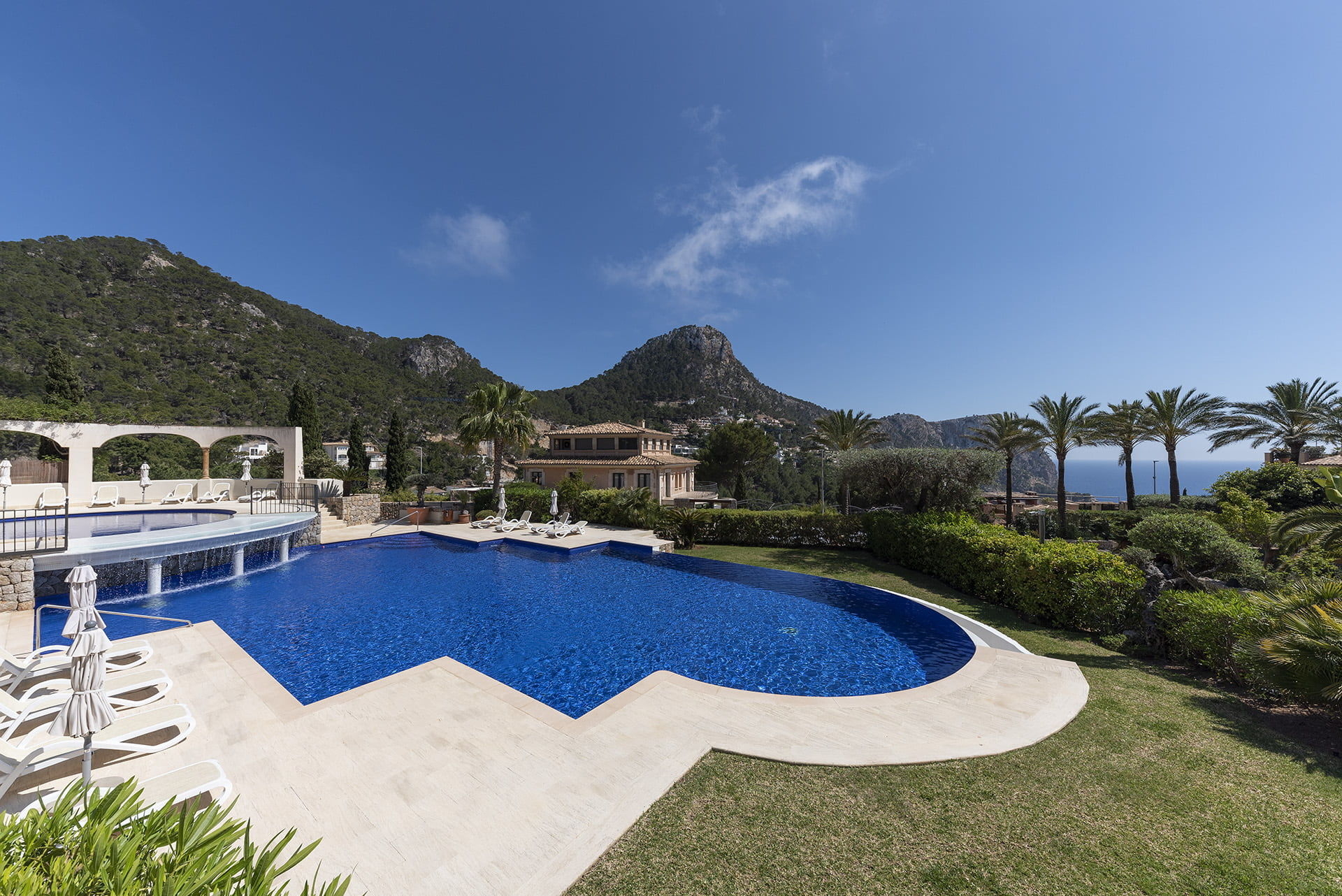 Pool und Bergblick