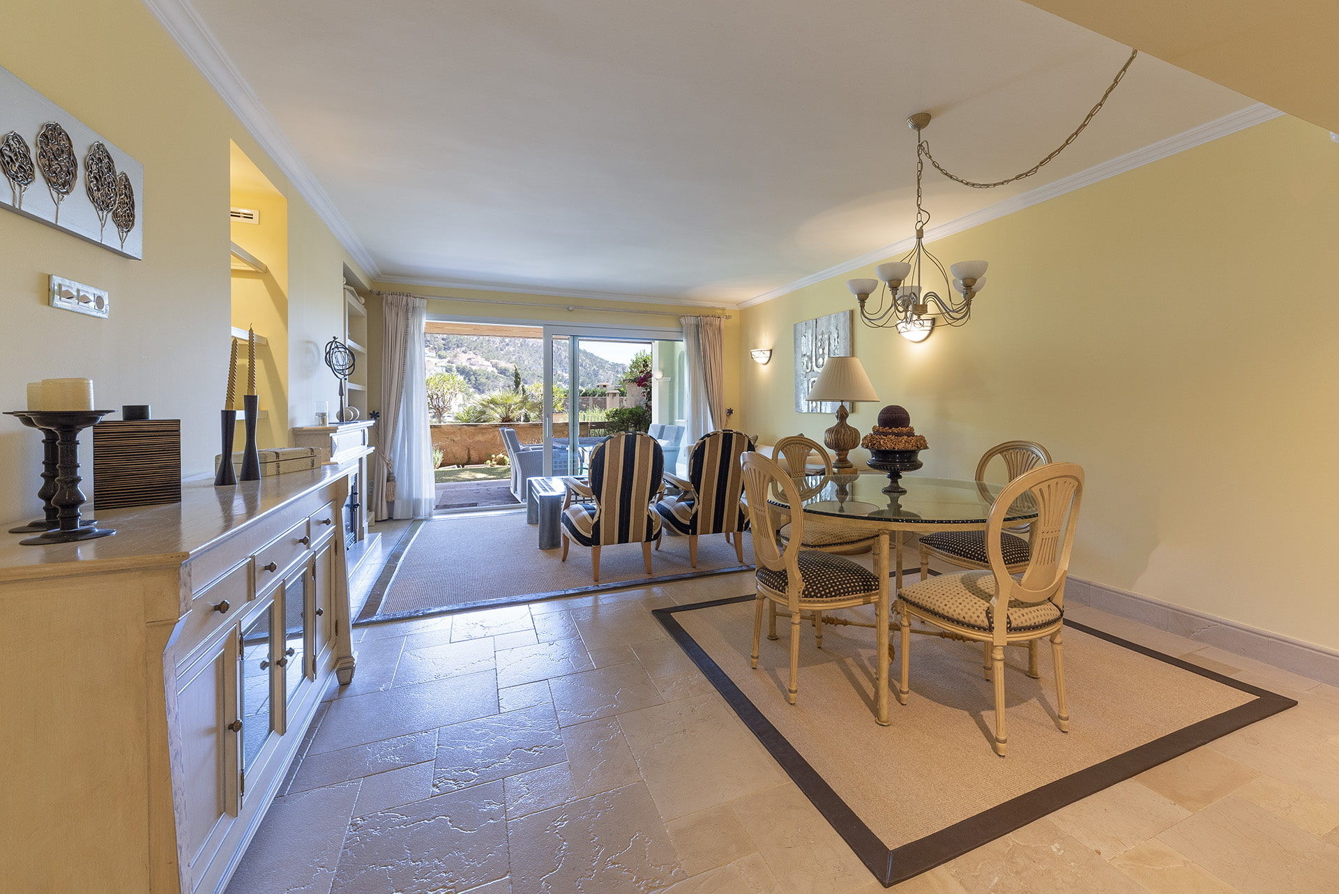 Fantástico y amplio apartamento con jardín privado