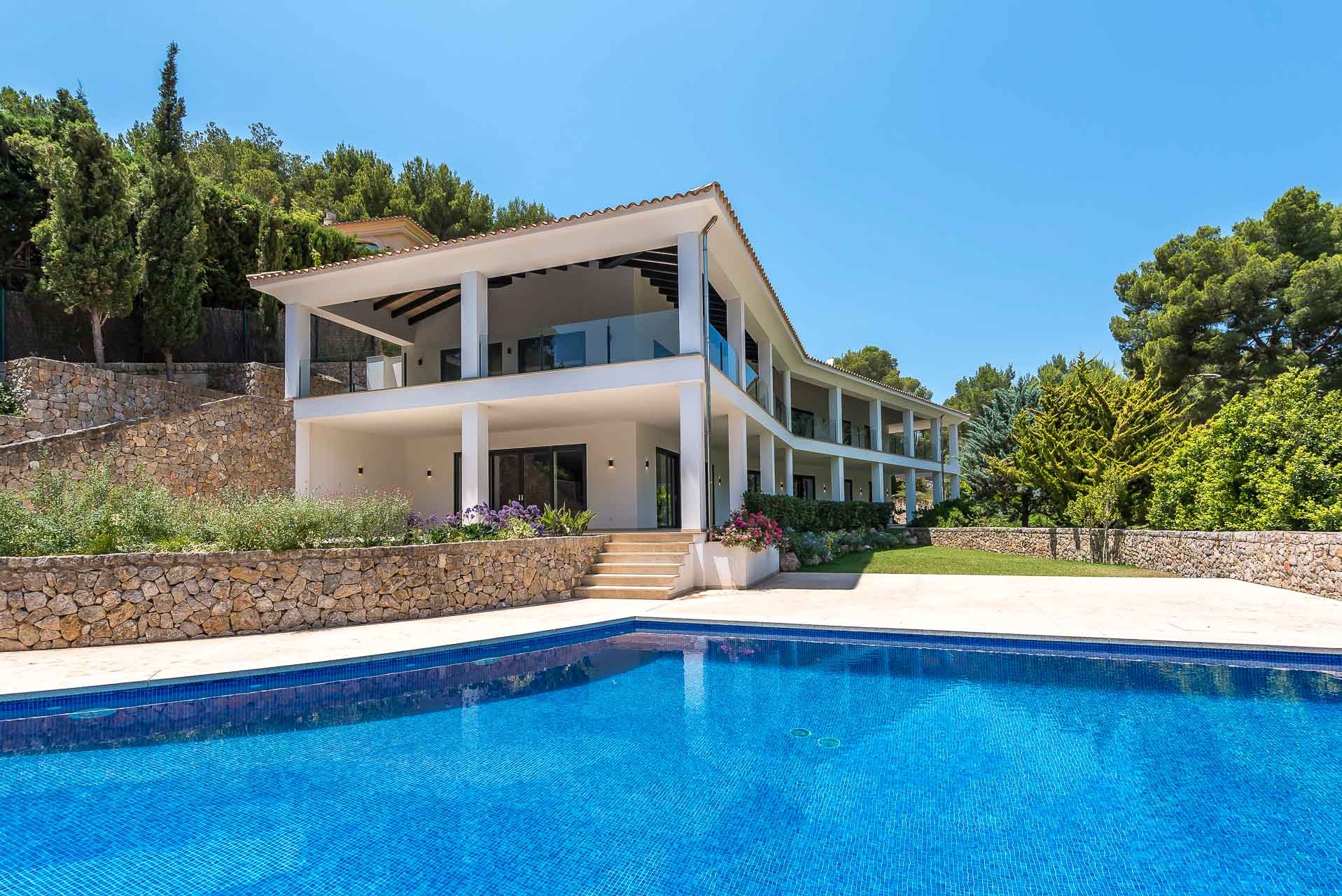 Exclusiva villa completamente reformada en segunda línea de mar en Cala Fornells