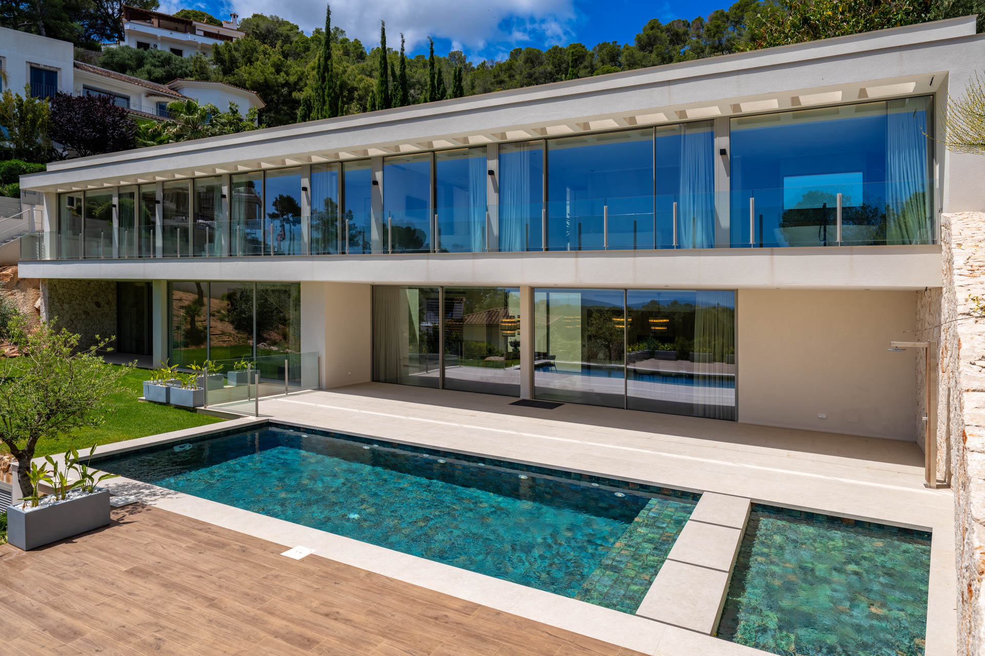 Neubauvilla mit Pool