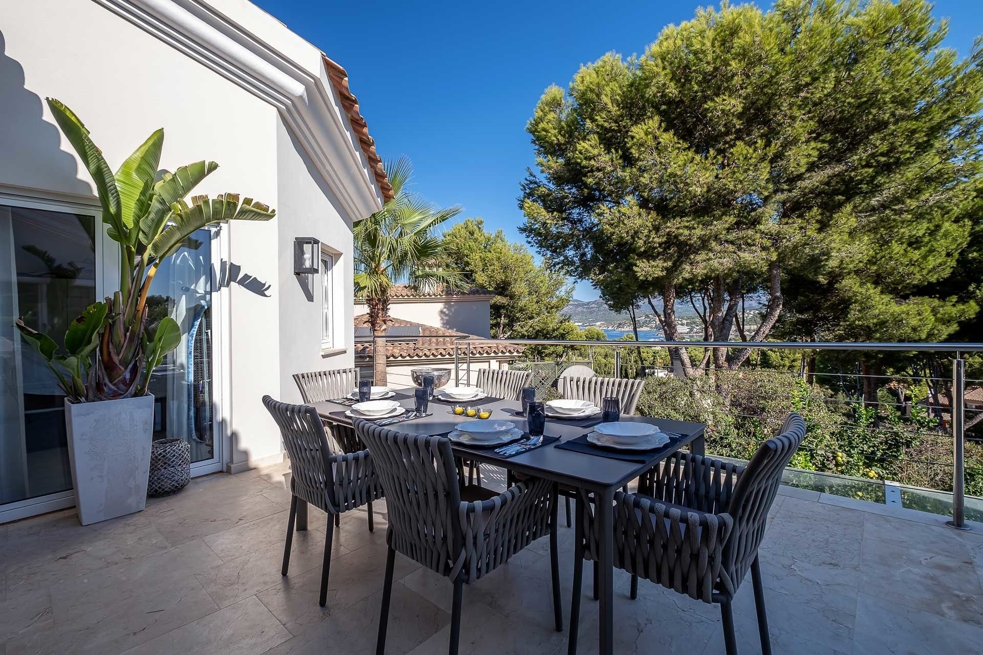 Essbereich auf offener Terrasse und Meerblick