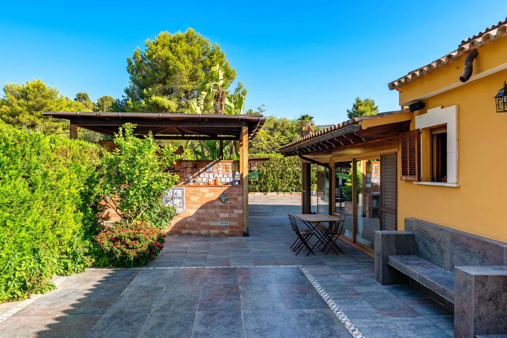 Terrasse mit Aussenküche