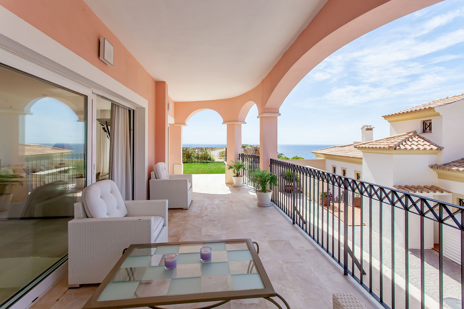 Überdachte Terrasse mit Meerblick