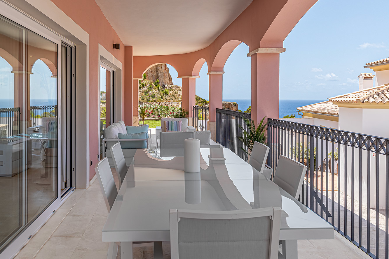 Magnífica planta baja con jardín y vistas al mar
