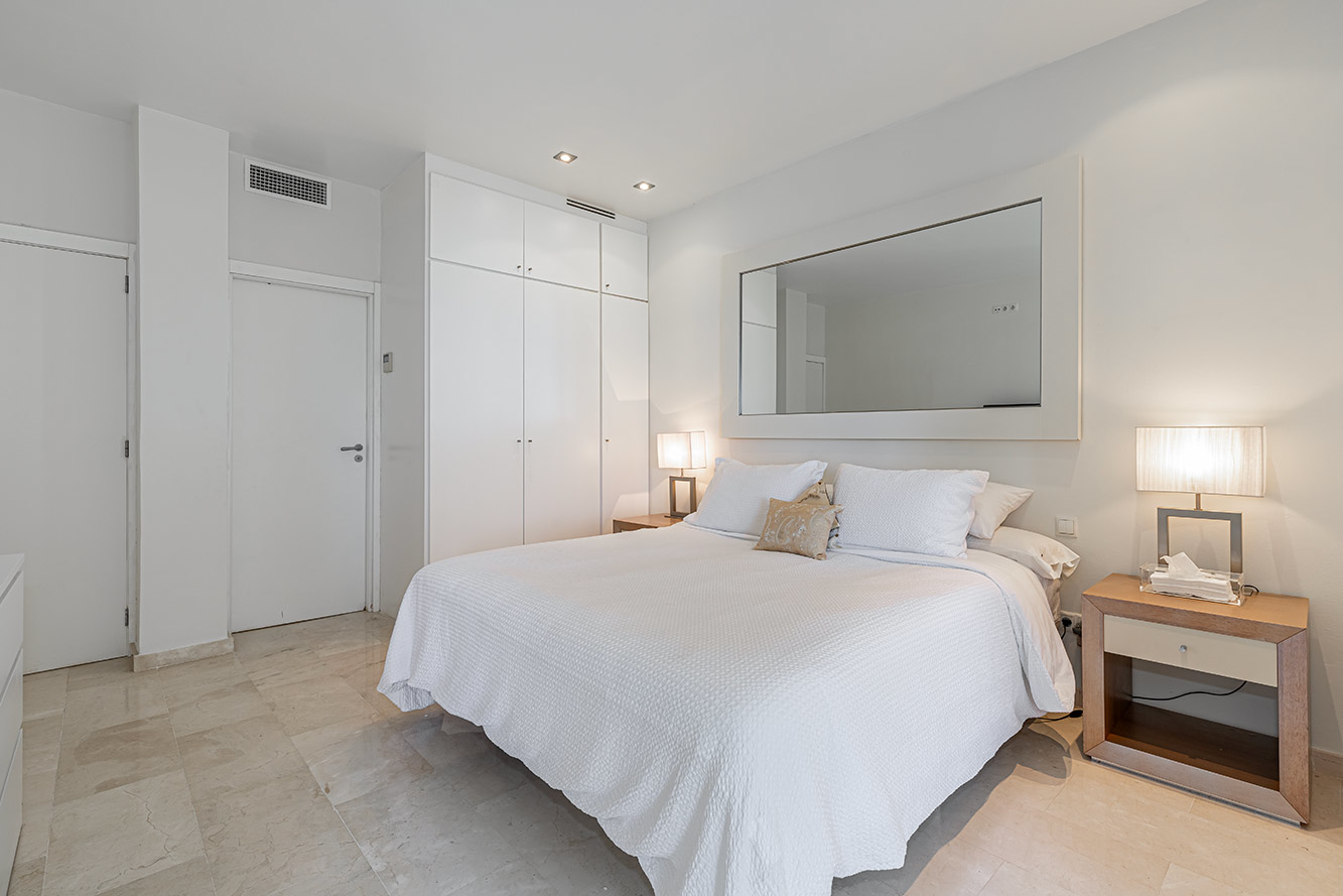 Schlafzimmer 1