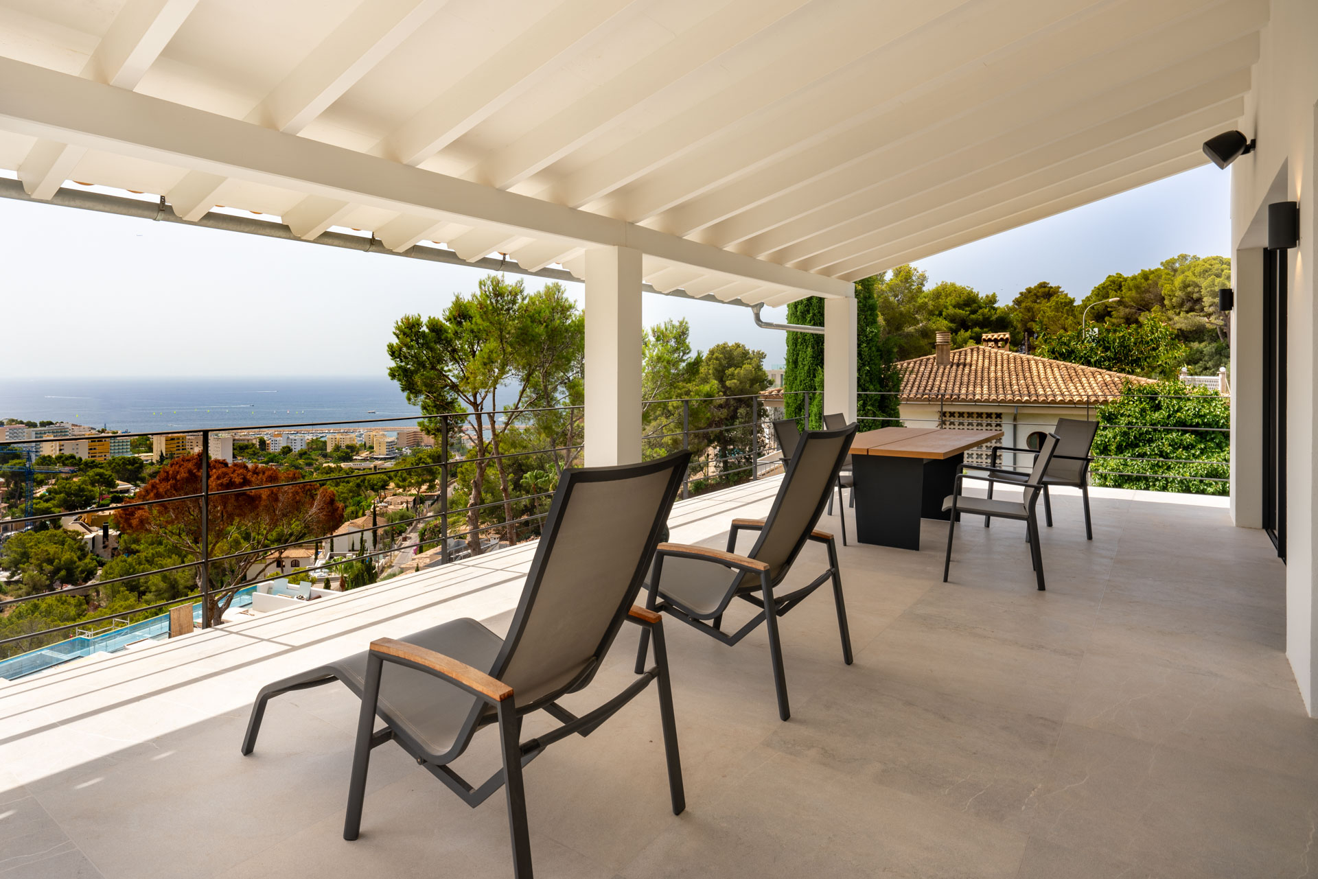 Überdachte Terrasse im 2. OG