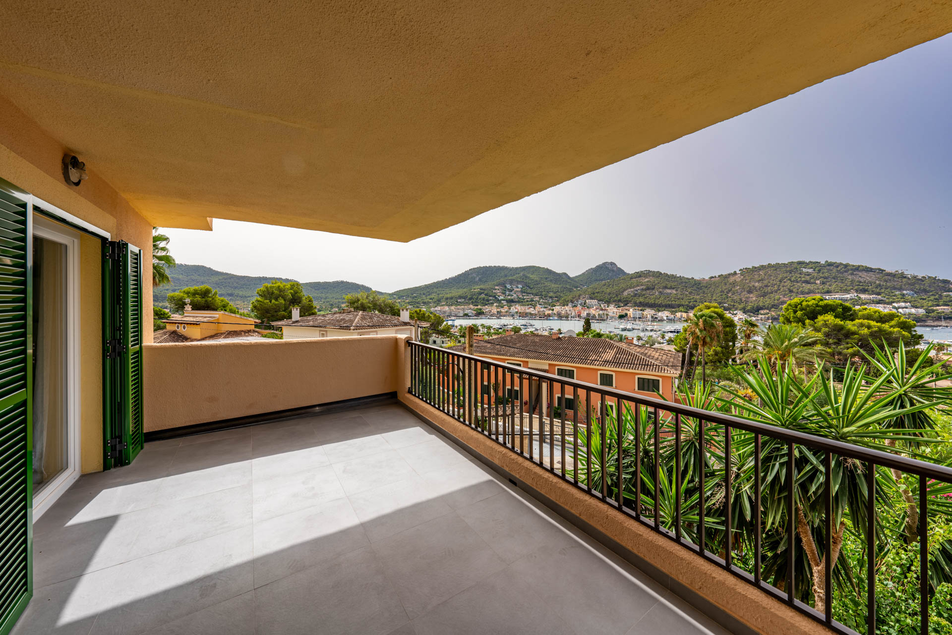 Überdachte Terrasse mit Hafenblick