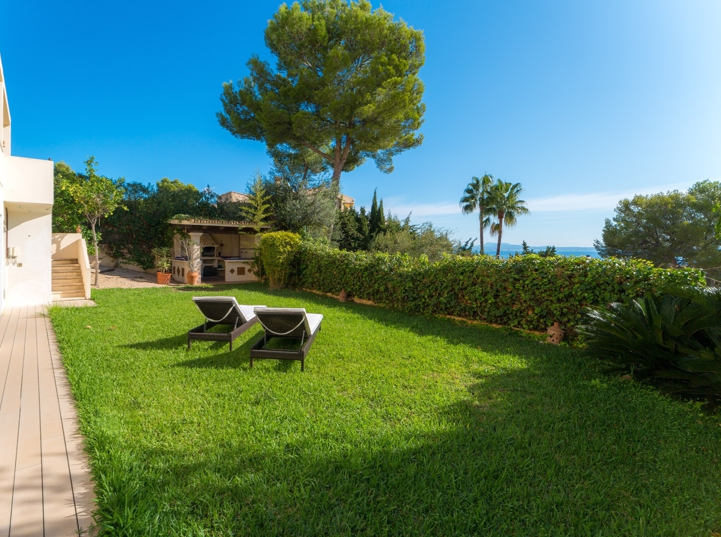Privater Garten mit Zugang zum Pool