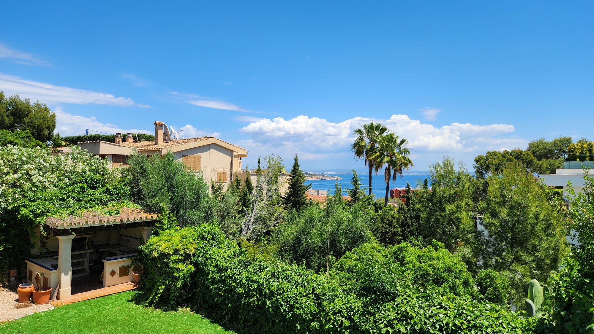 Amplio apartamento con jardín y vistas al mar en Cas Catalá