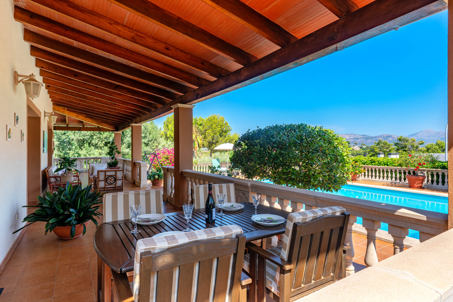 Überdachte Terrasse mit Essbereich