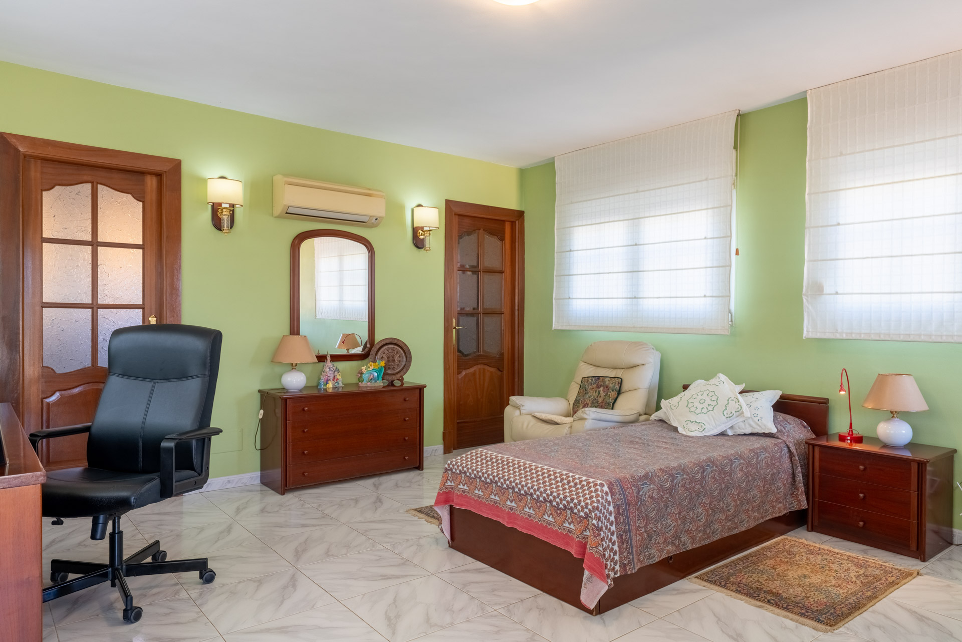 Schlafzimmer 1