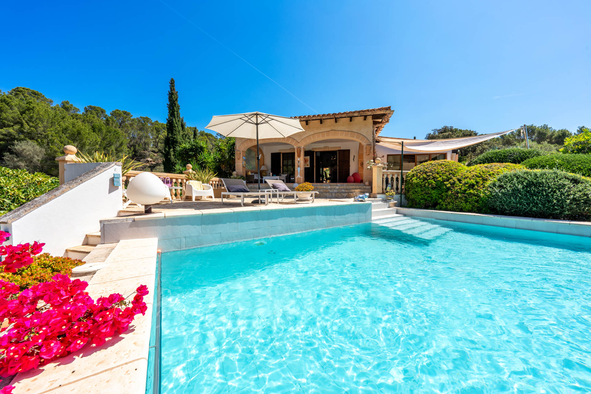 Pool mit Sonnenterrasse