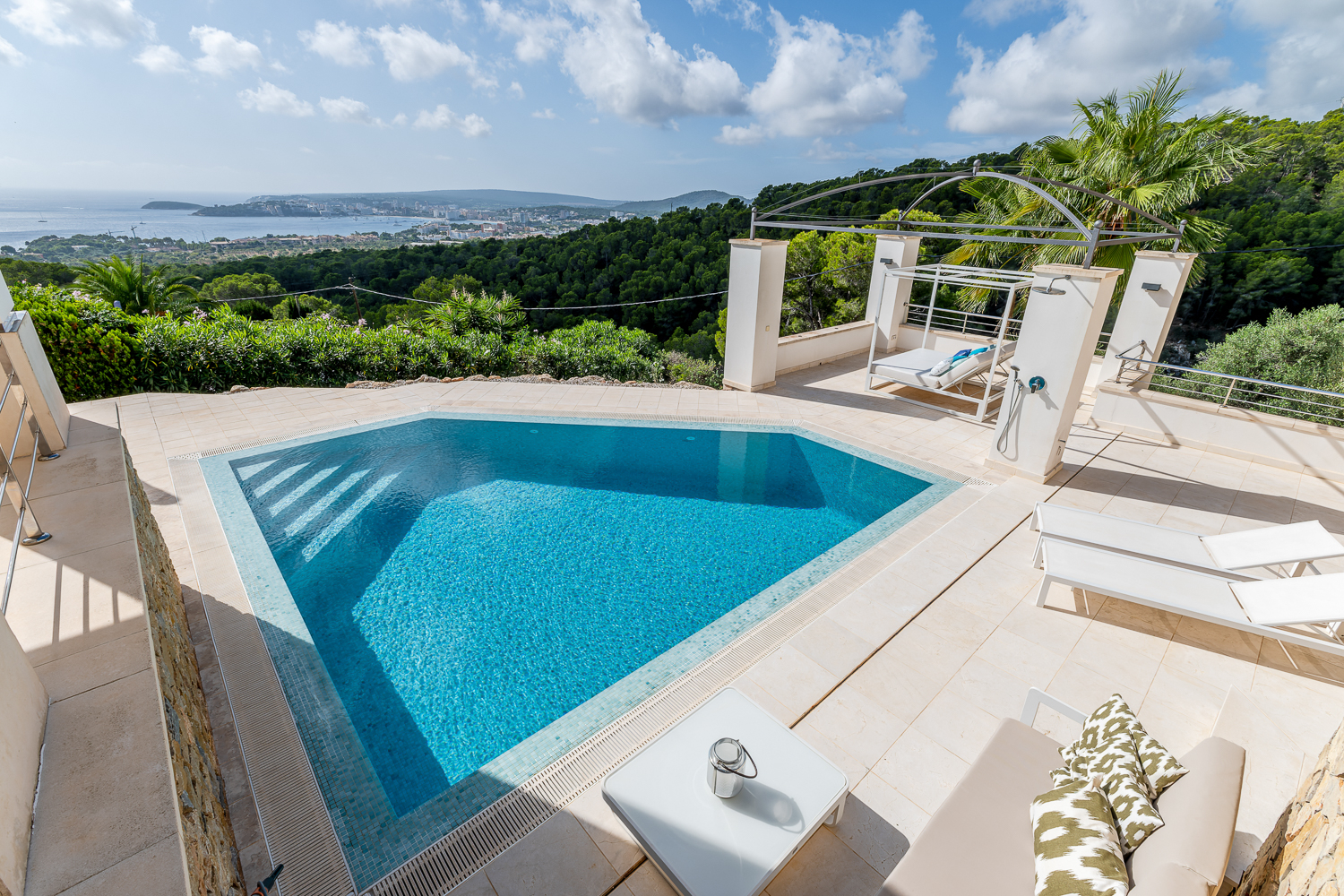 Terrassenbereich und Pool
