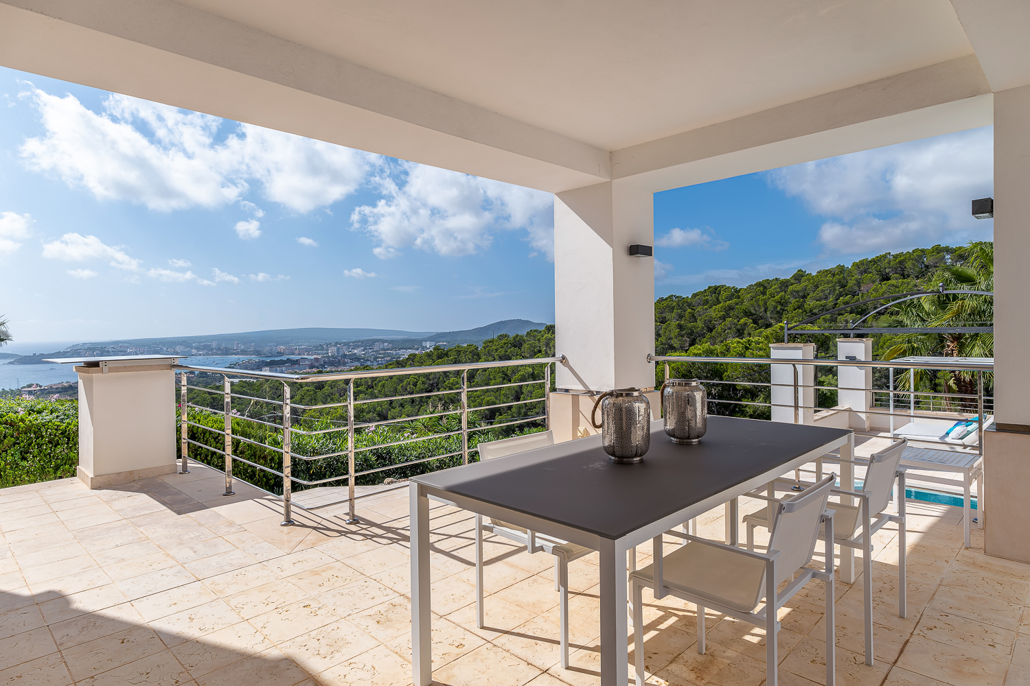 Überdachte Terrasse mit Meeblick