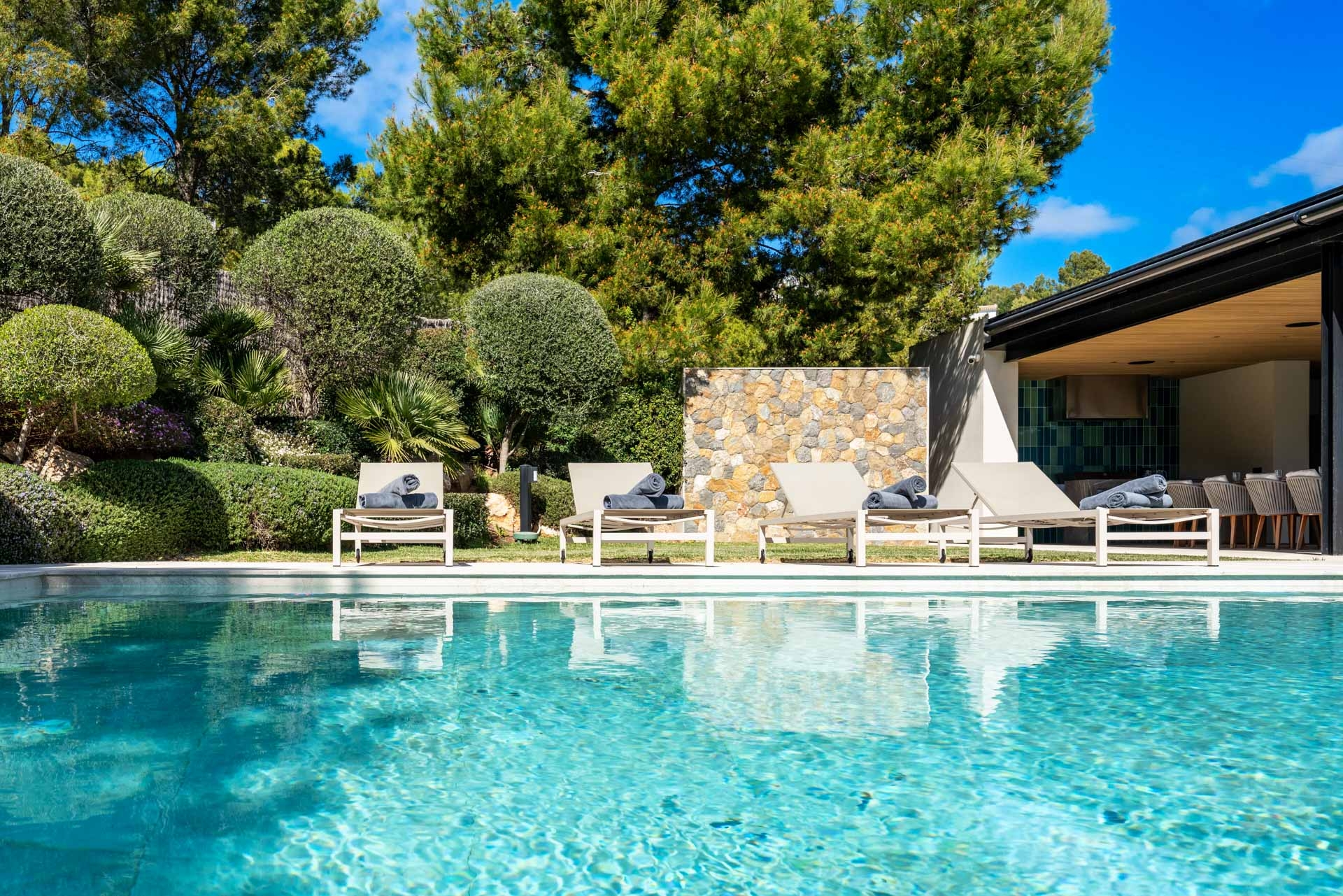 Pool, Garten und Sonnenterrasse