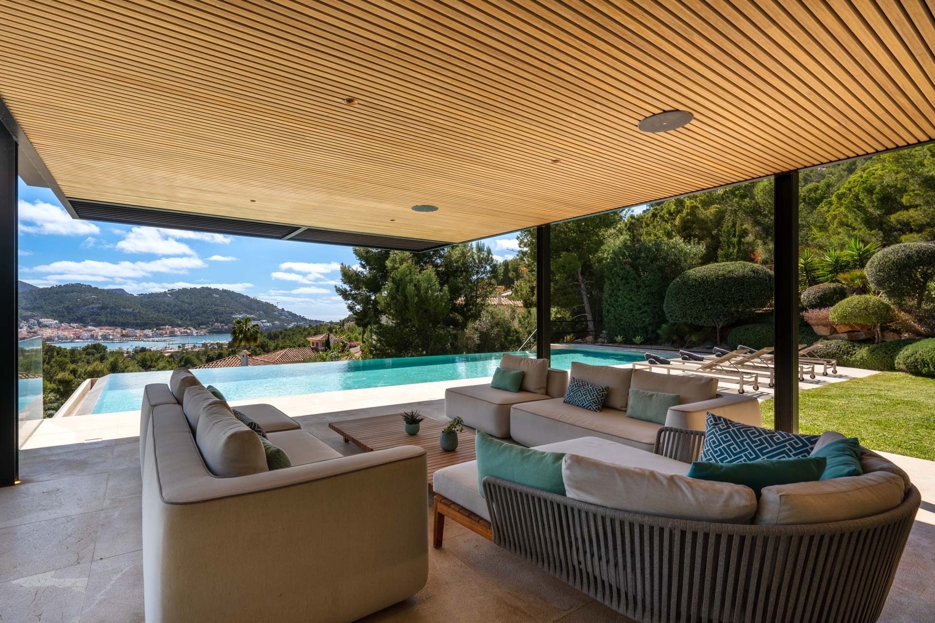 Überdachter Terrassenbereich mit Aussenlounge