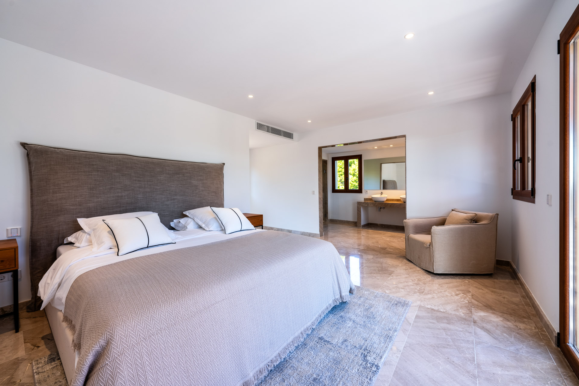 Schlafzimmer 1