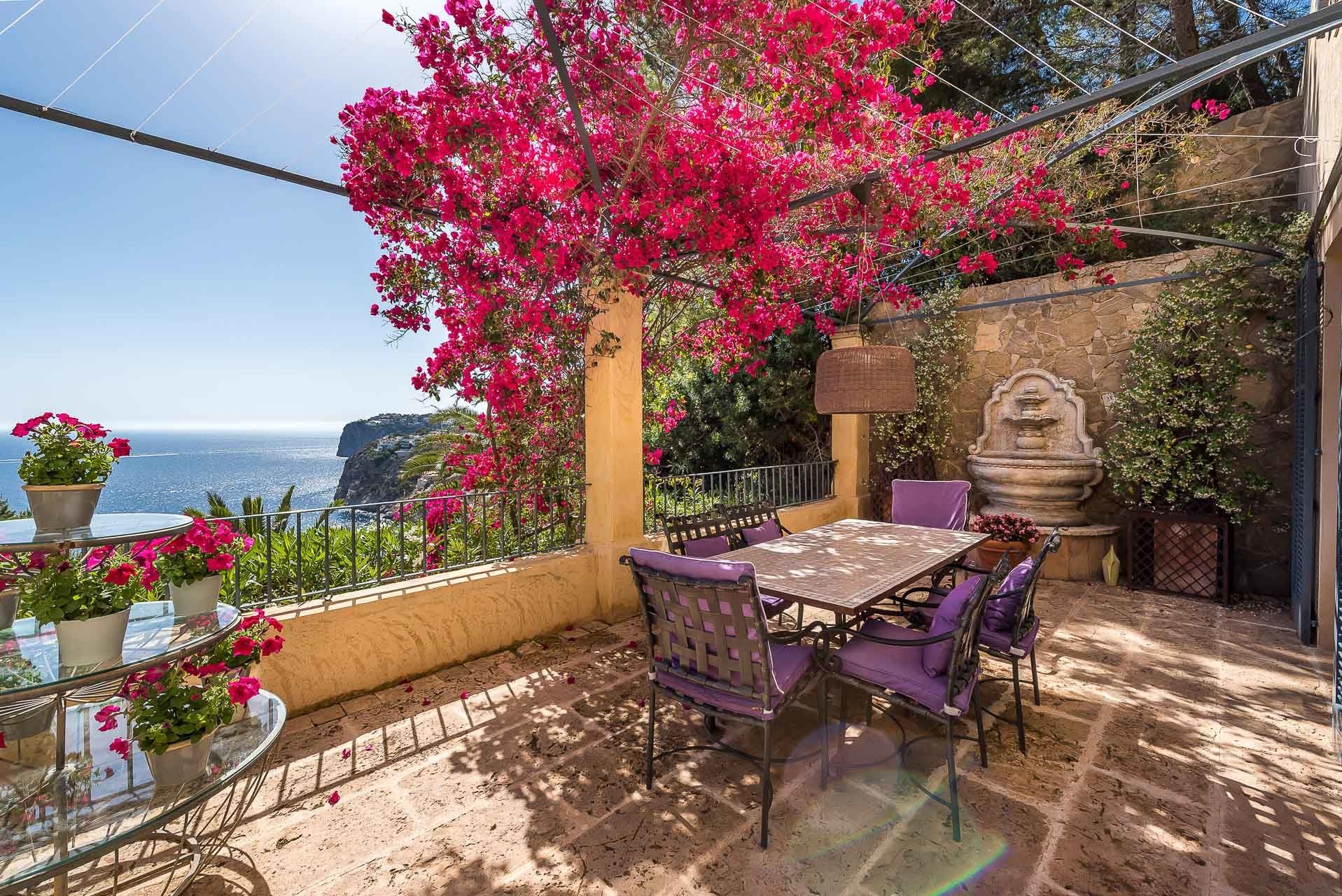 Offener Terrassenbereich mit Meerblick