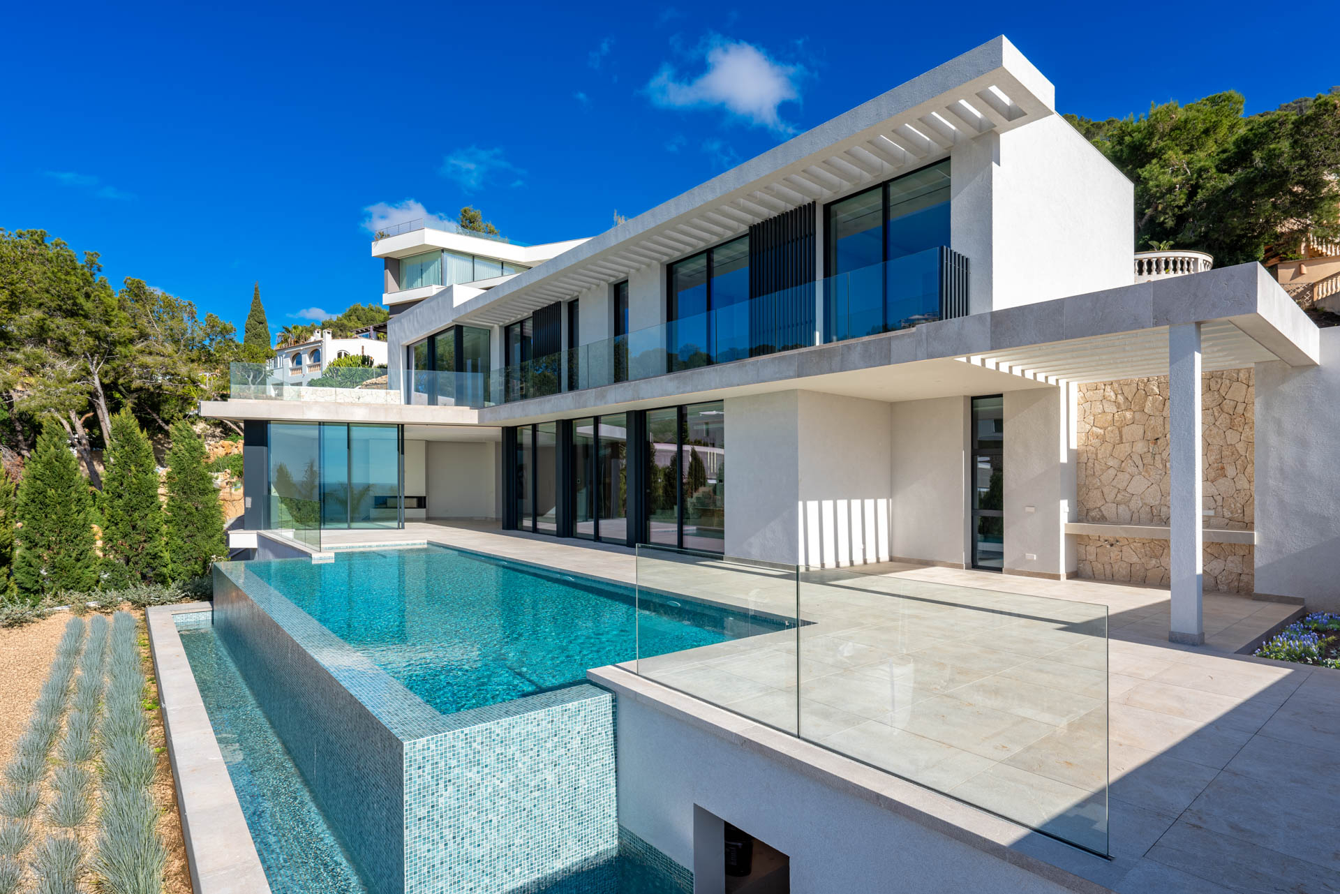 Luxurious new-build villa with pool